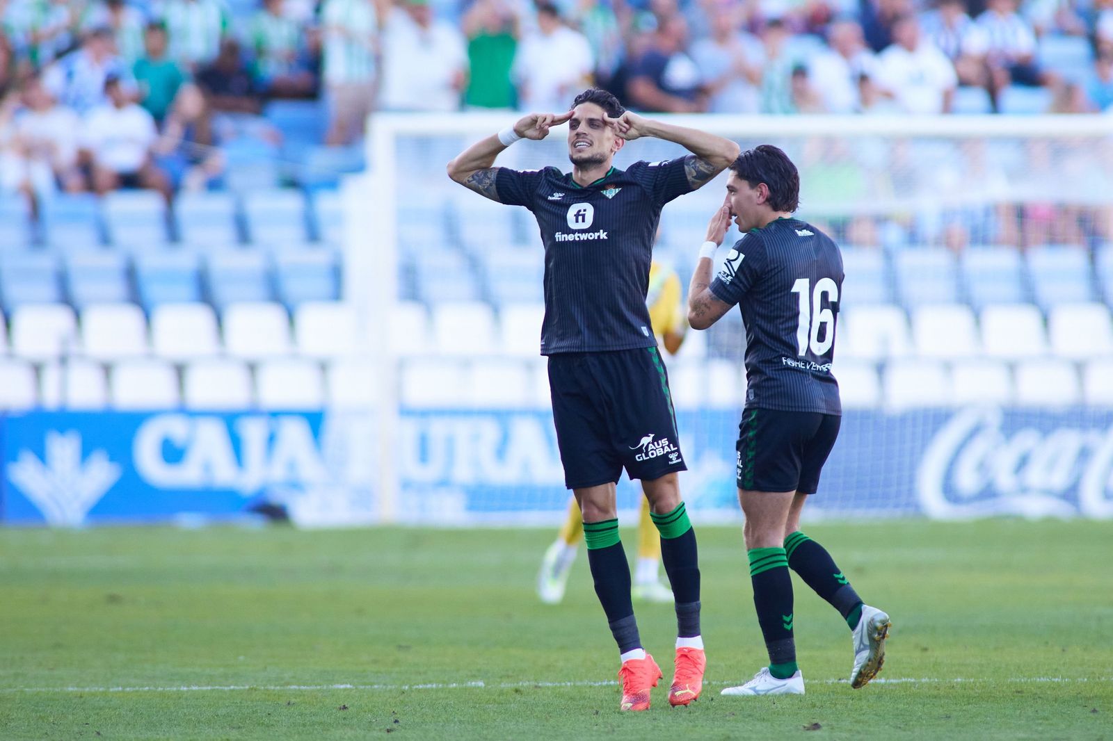 Bartra celebra el gol del empate ante el Burnley.