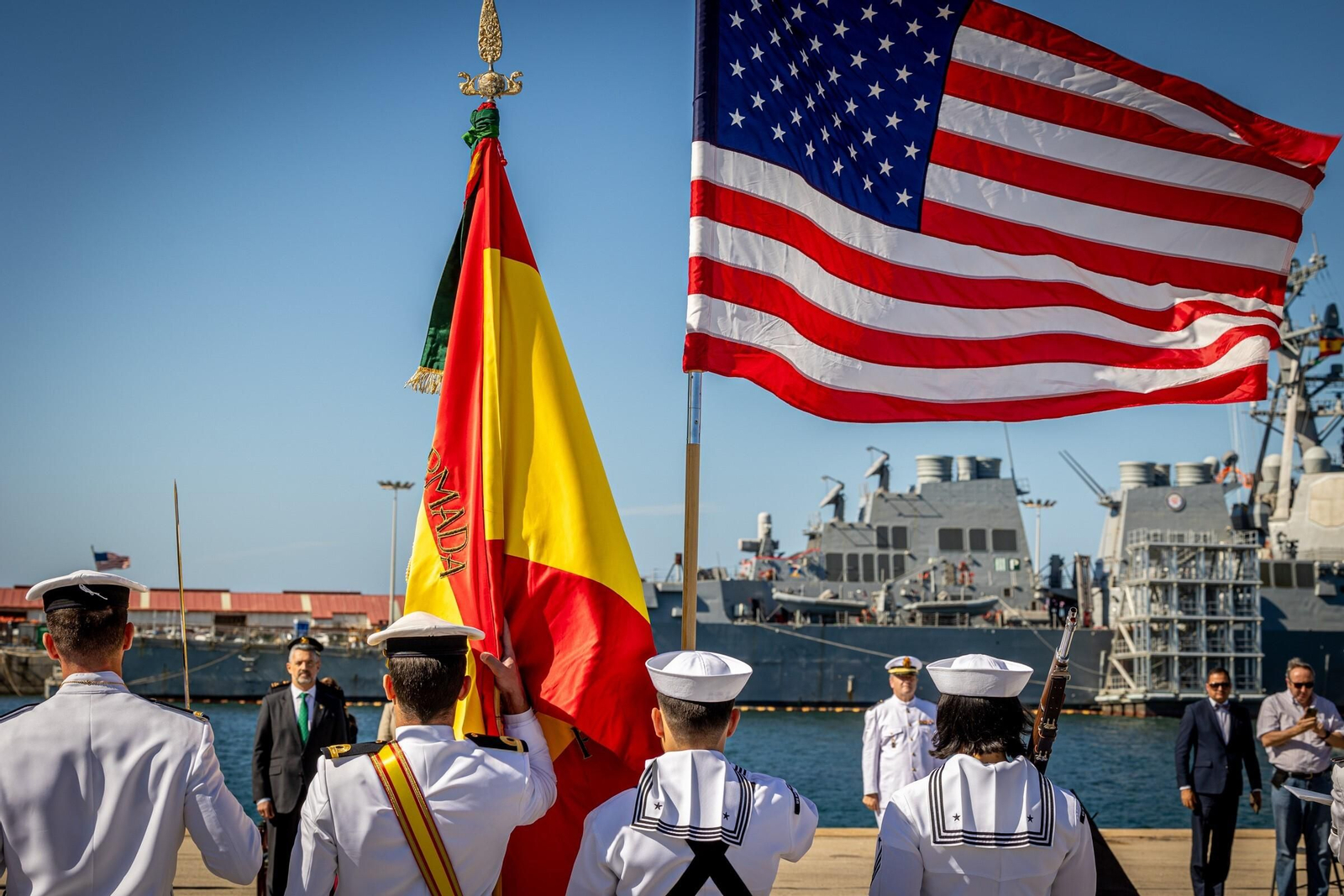 Imágenes: España y EEUU conmemoran 70 años de "guardias juntos" en la Base de Rota
