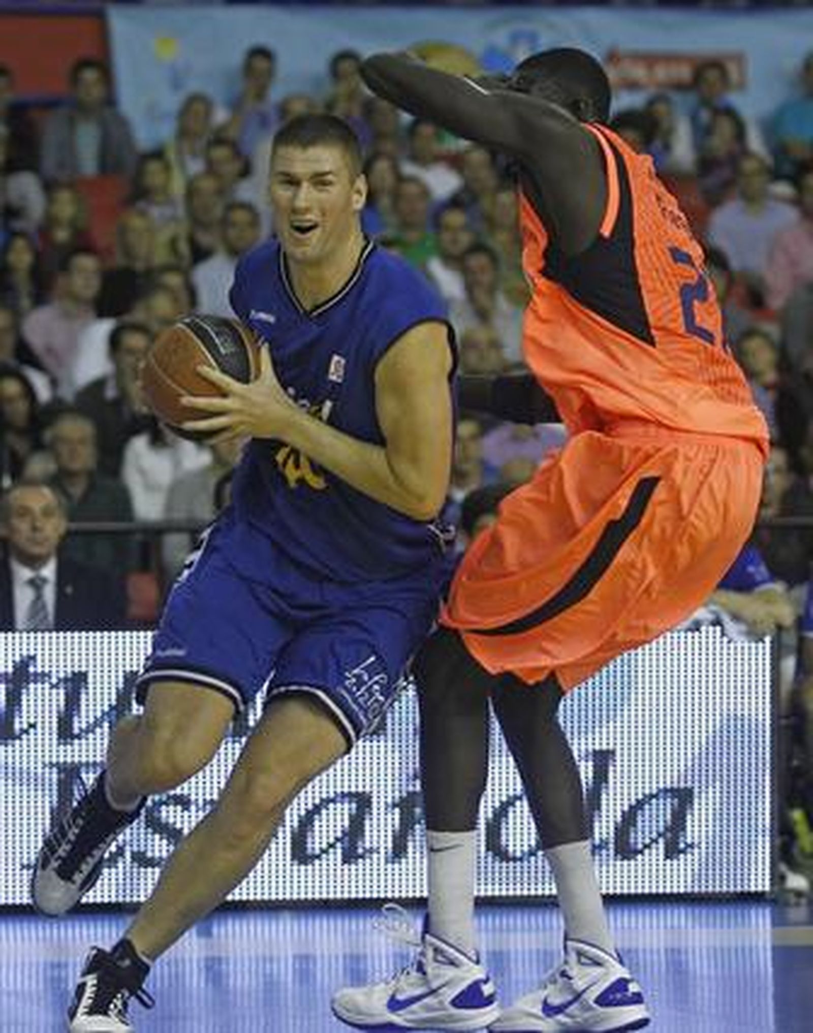 El Cajasol pierde con el Barcelona en San Pablo. / Antonio Pizarro
