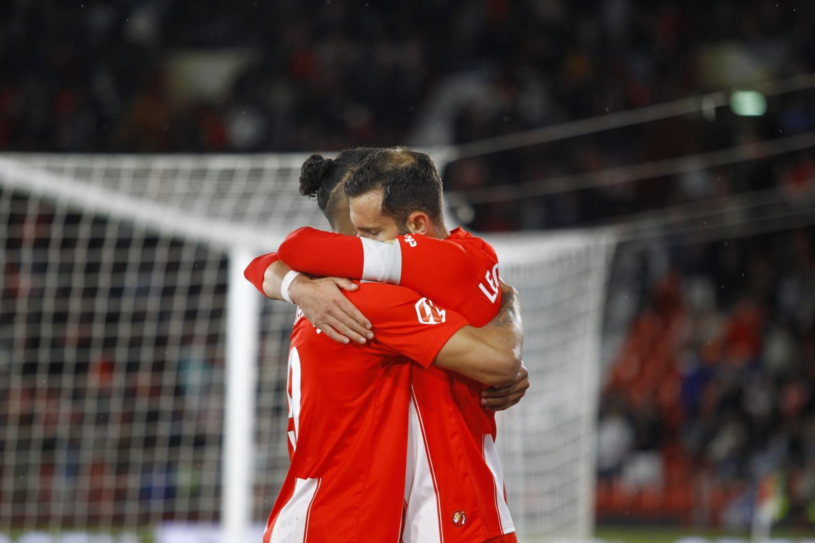 Suárez celebra con Baptistao el tanto del brasileño ante el Málaga