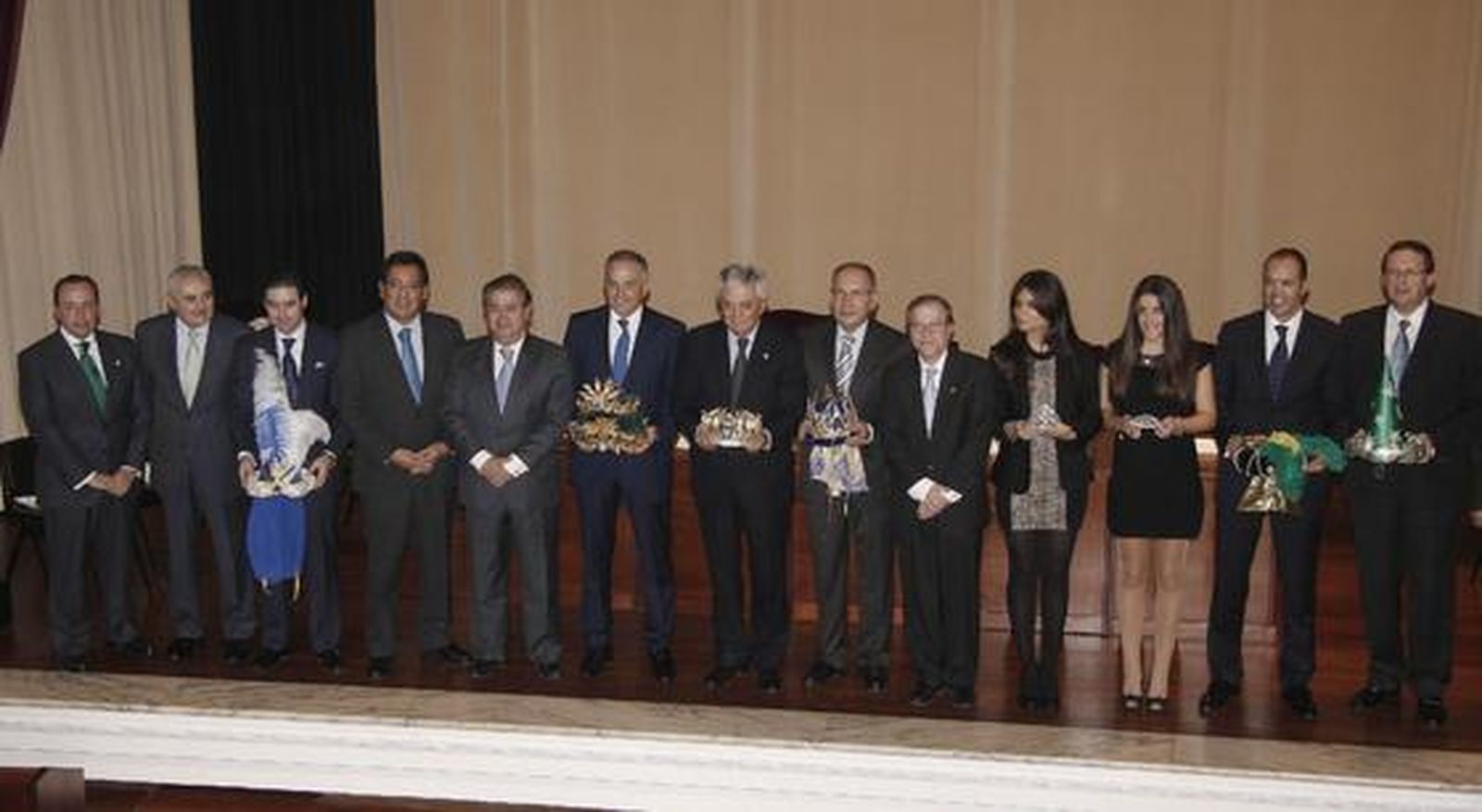 A los tres Reyes Magos los acompañarán Antonio Luque Ortega (Heraldo), Carmen de Bernardo Carrero (Palas Atenea), Miguel Cruz Giráldez (Mago de la Ilusión), José Domingo Pérez Gaviño (Gran Visir) y Belén Bellido Delgado (Estrella de la Ilusión).  

Foto: B. Vargas