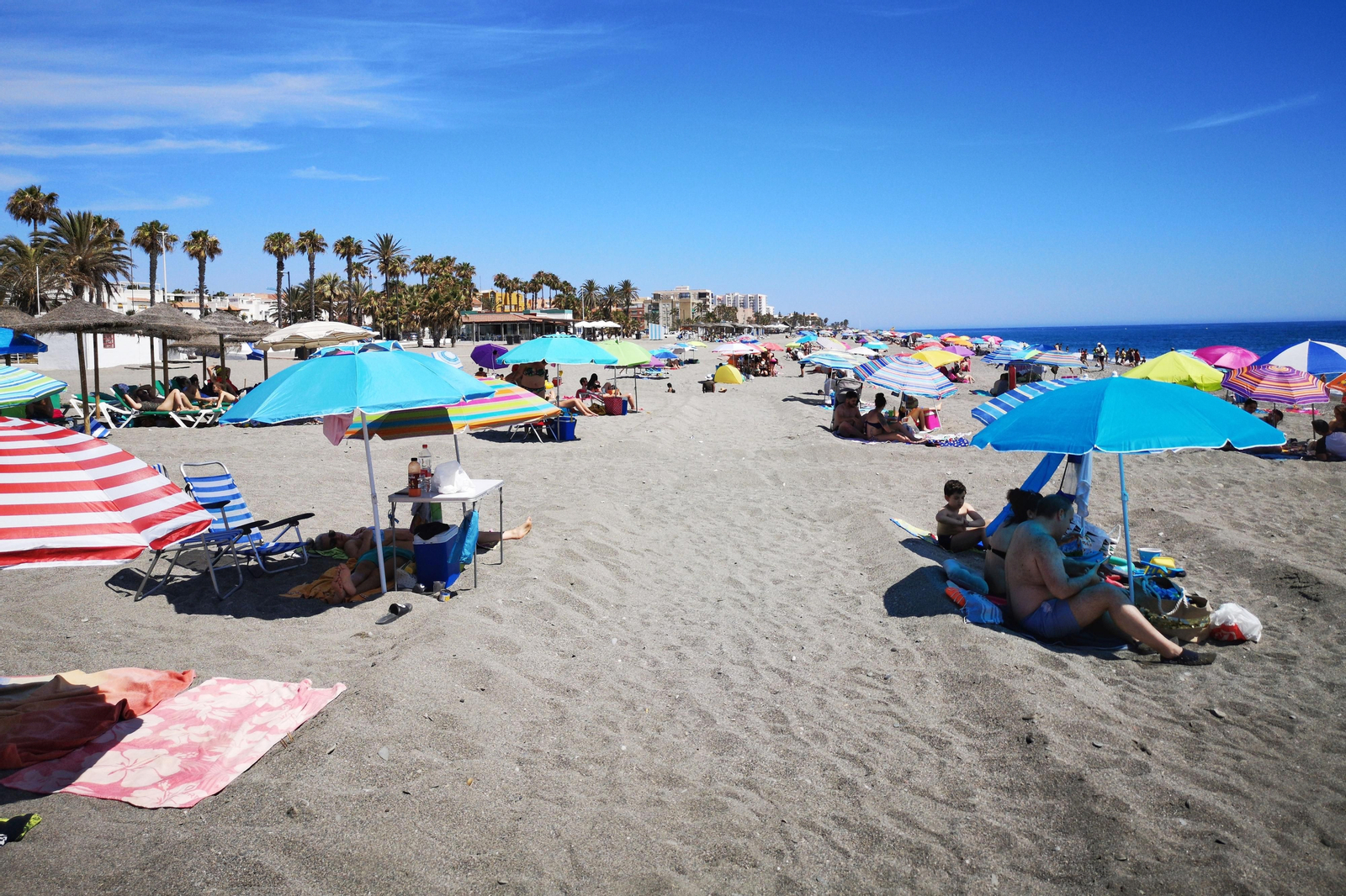 La playa de Salobreña está dividida en parcelas para garantizar la distancia de seguridad.