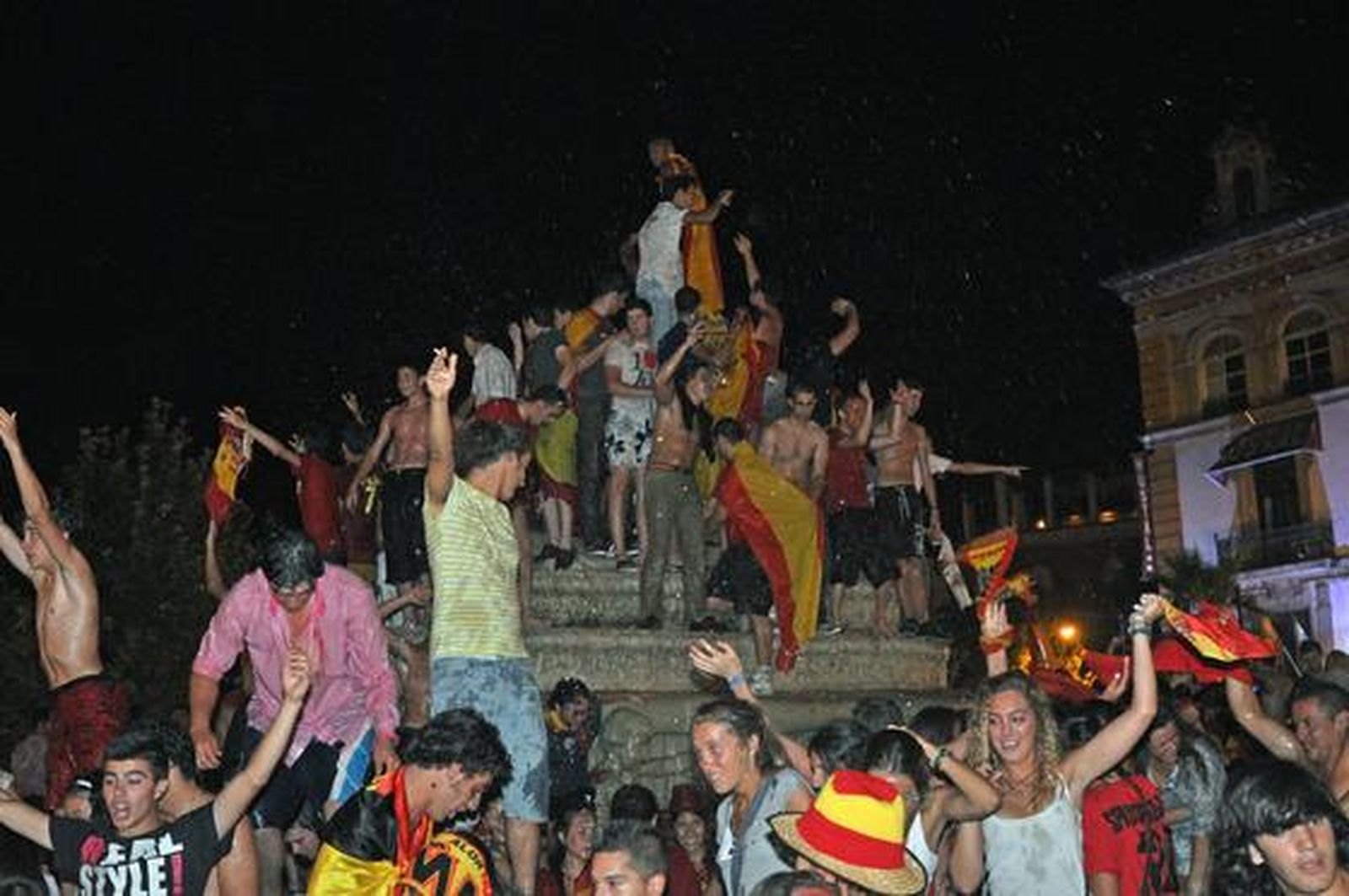 Los aficionados montan una fiesta en Puerta Jerez. 

Foto: Manuel Gómez