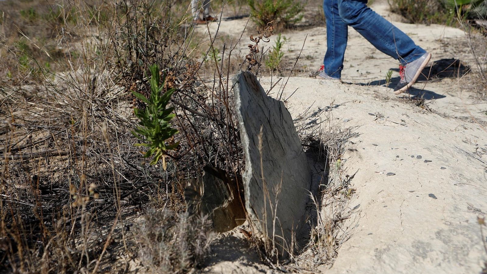 Restos de pizarra usados en las estructuras funerarias.