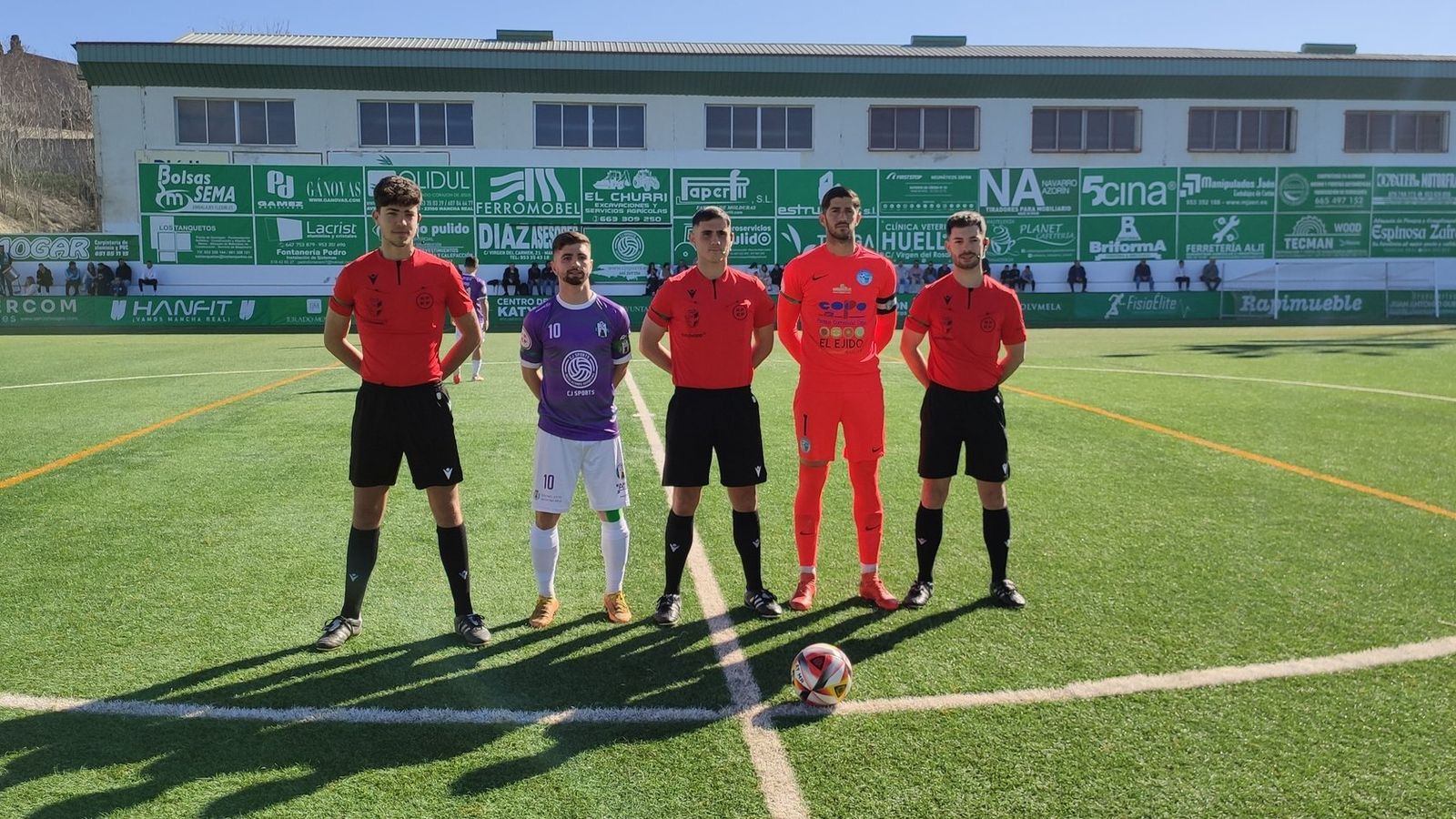 Los capitanes de ambos equipos posan tras el sorteo de campos.