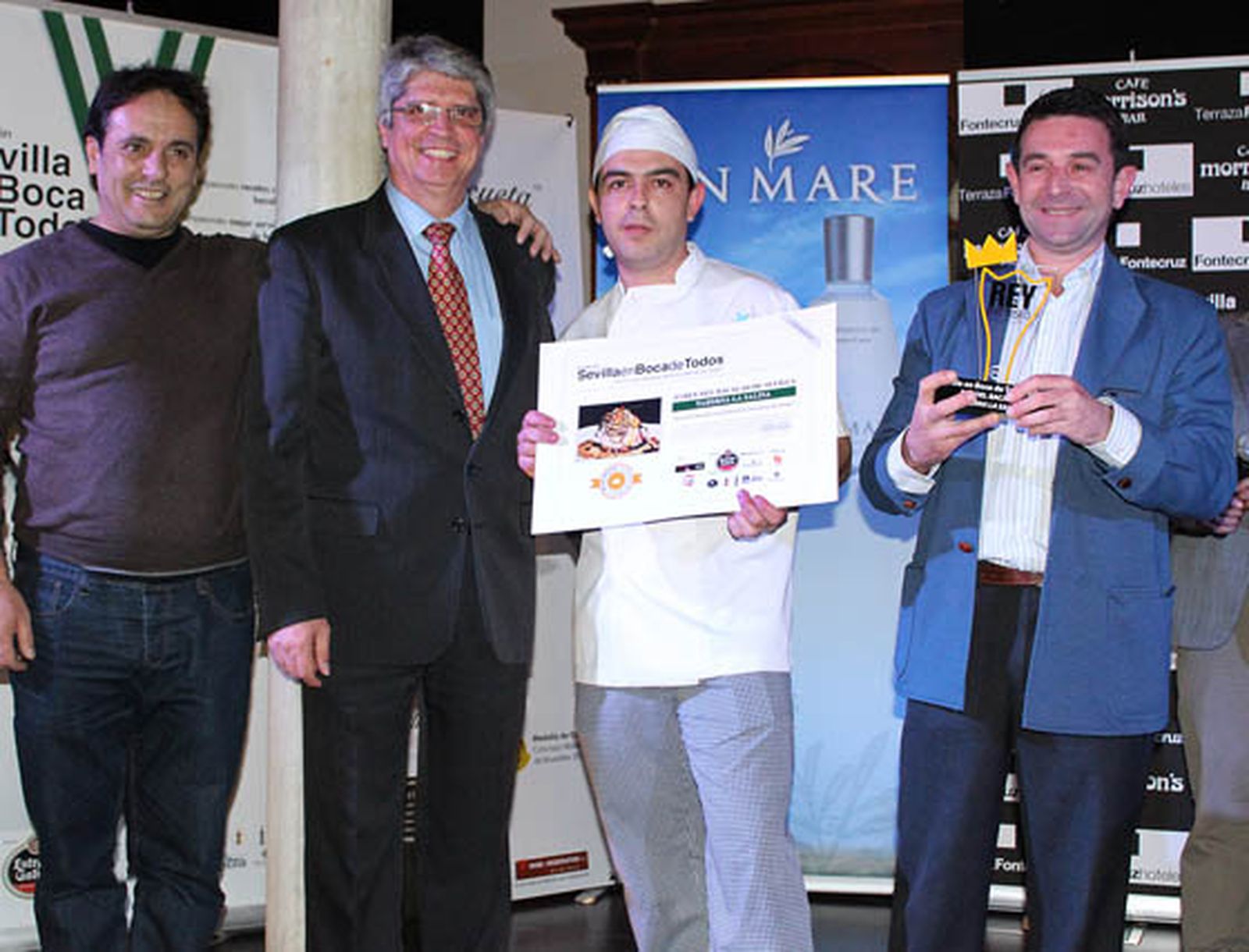 Fernando Solís Aragón, de Apolo y Baco (segundo por la izquierda), del jurado, con  Vicente Pavón y los chefs Francisco Medina y Miguel Vázquez, de Taberna la Salina, ganadores del premio ‘Rey del Bacalao de Sevilla’.

Foto: Victoria Ramírez