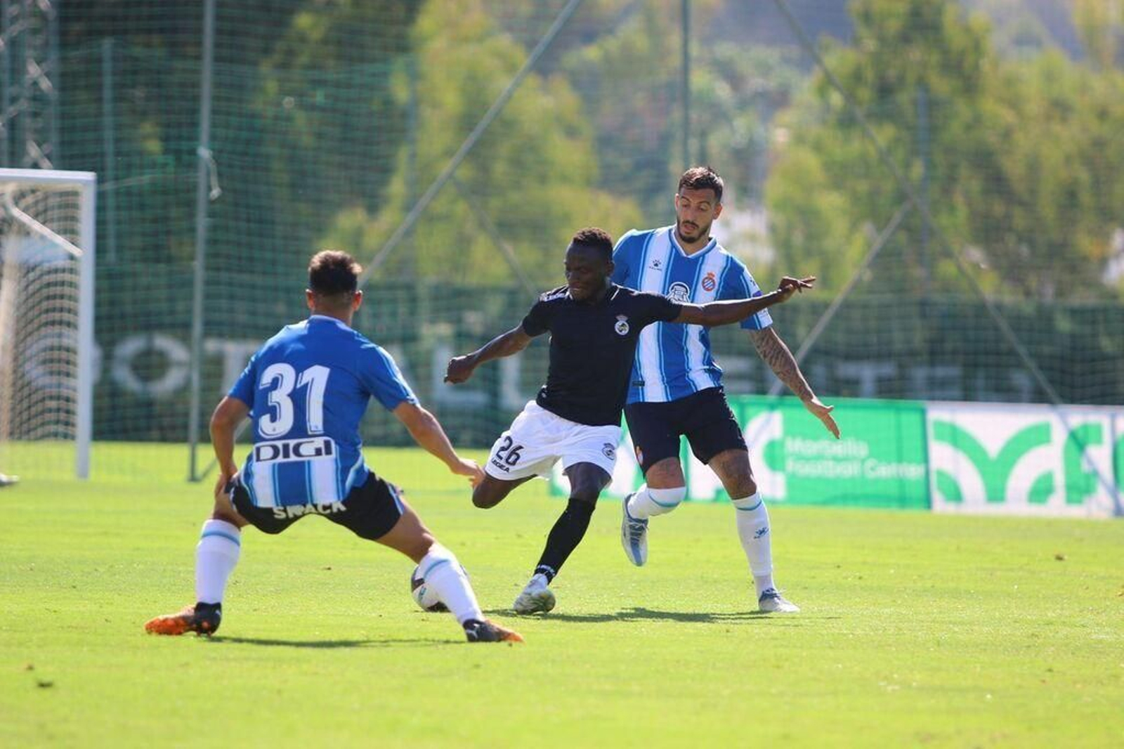 Alu Koroma se dispone a golpear durante el Balona-Espanyol de pretemporada