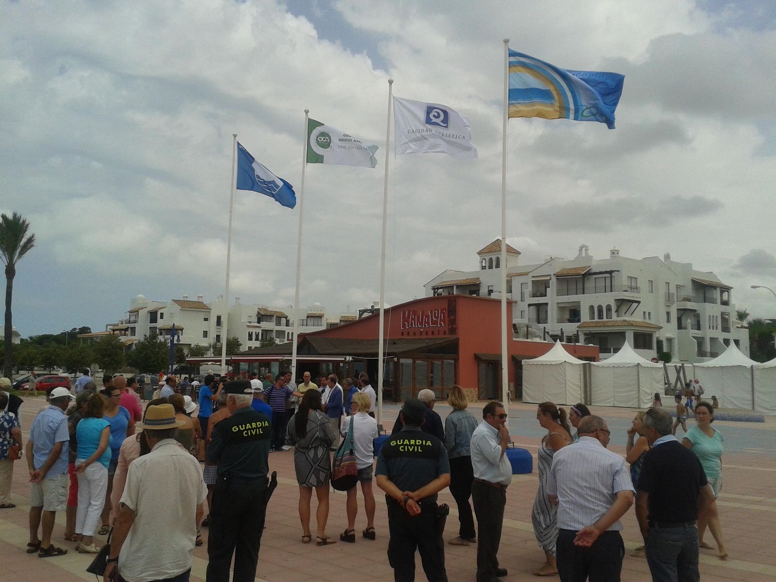 Las cuatro enseñas en el paseo marítimo poco después de su izado.