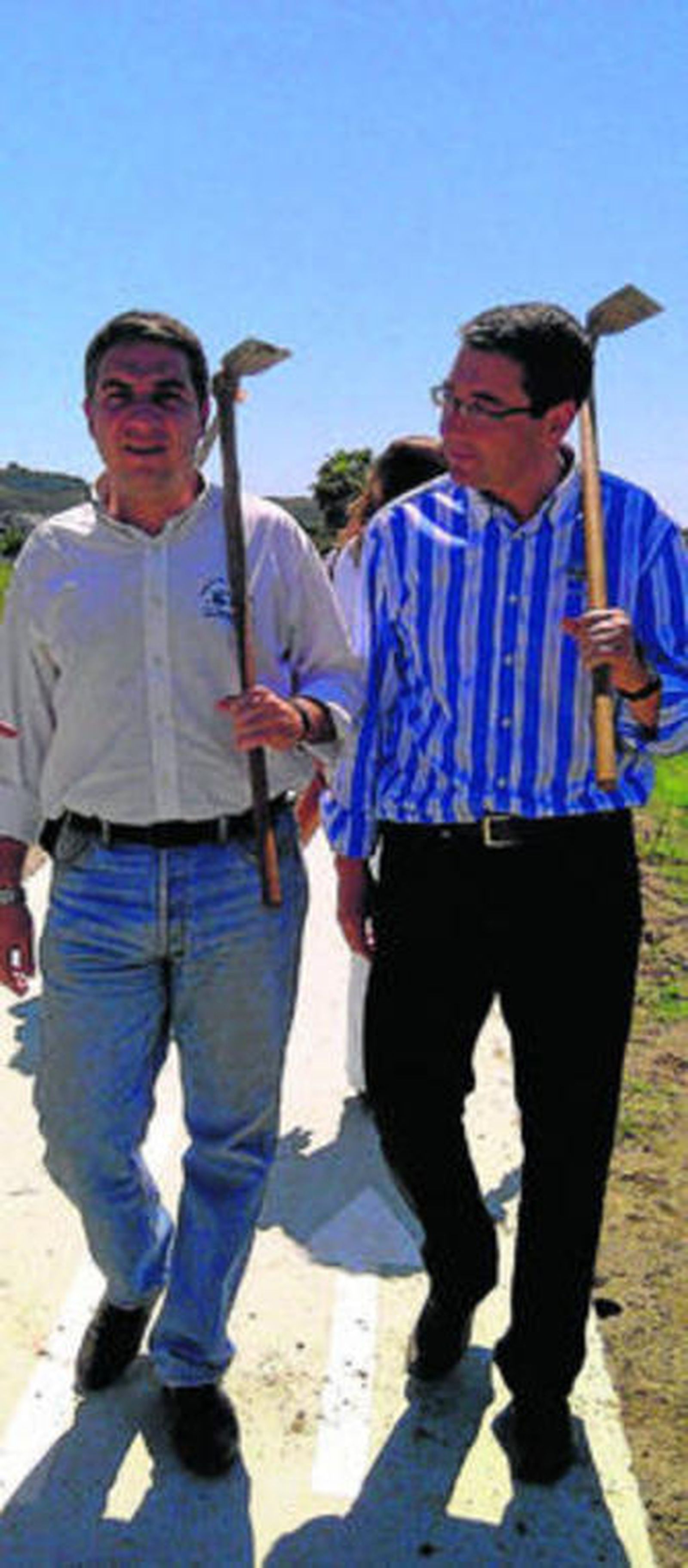 Bendodo y Salado, azada en ristre, en el entorno del PTA.
