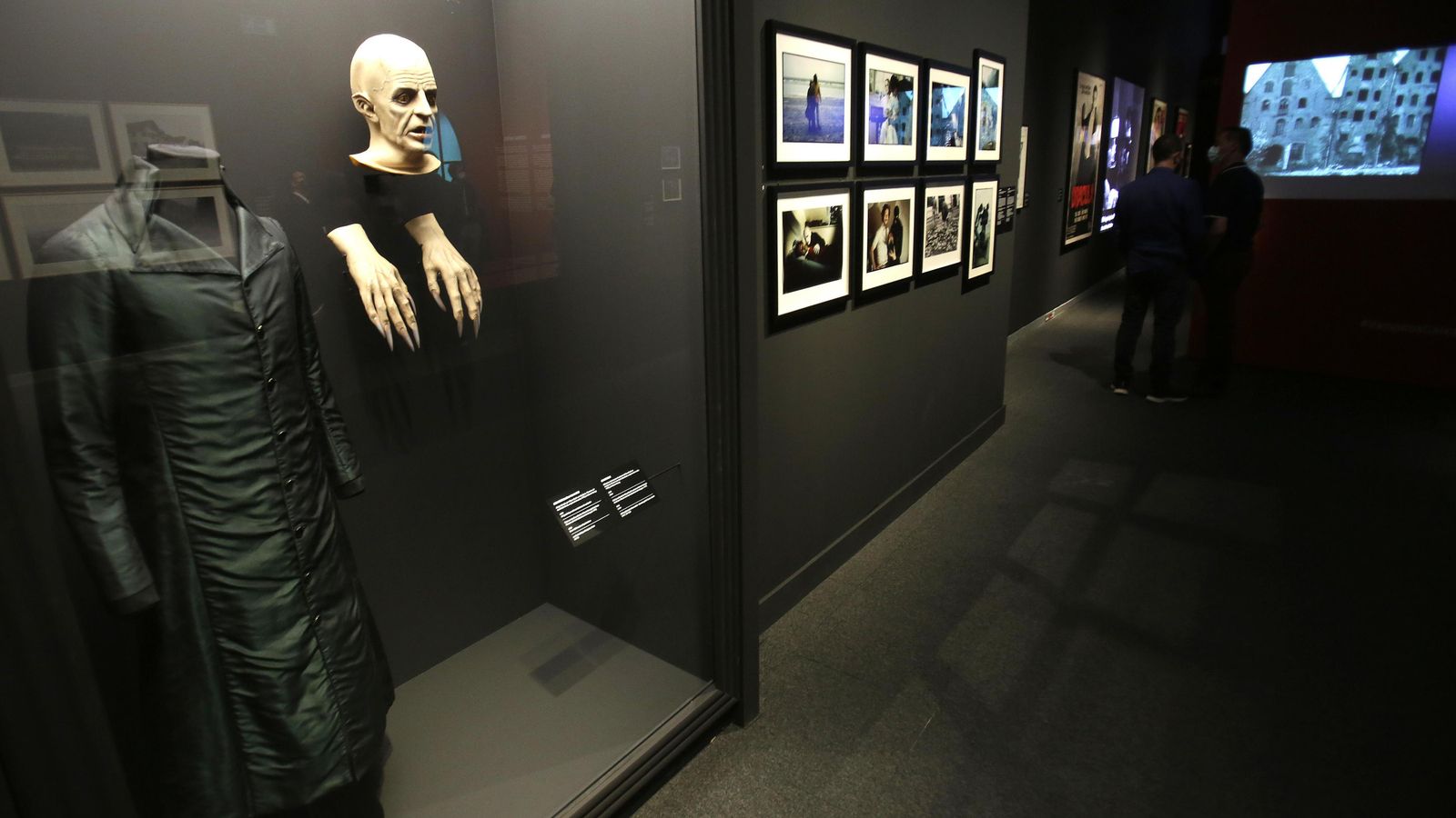 El abrigo, las manos y la máscara que usó Klaus Kinski en 'Nosferatu, vampiro de la noche'.