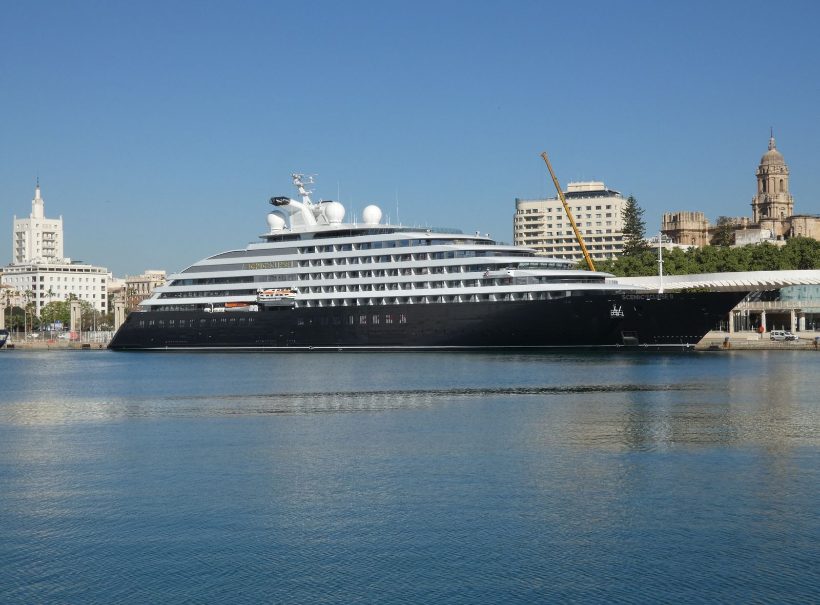 El 'Scenic Eclipse II' en su primera visita malagueña atracado este martes en el muelle número dos.