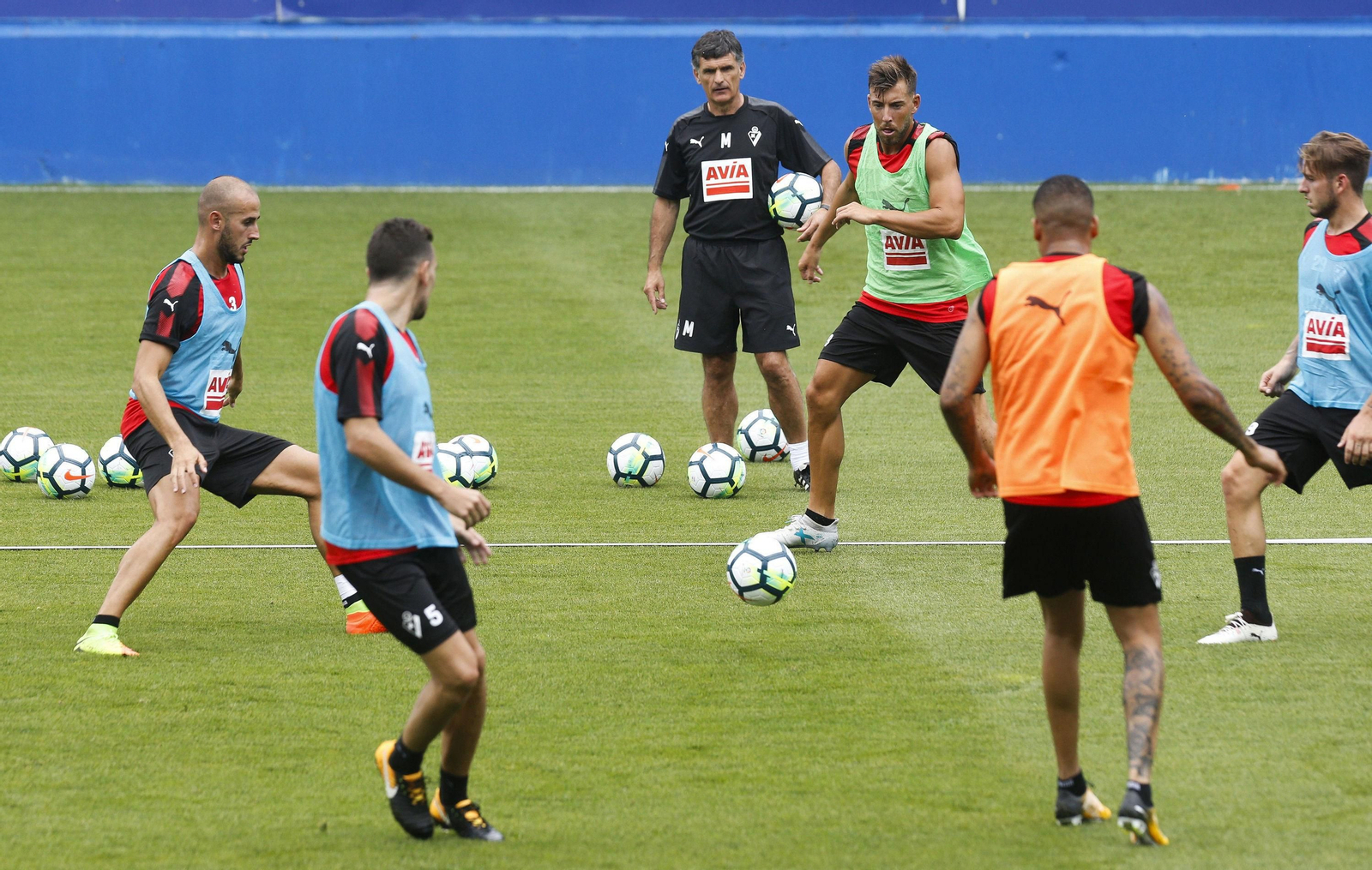 José Luis Mendilibar, durante una sesión de entrenamiento este verano con su equipo.