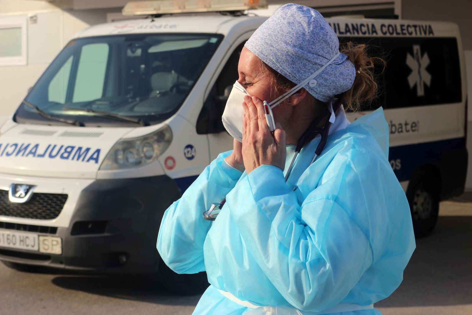 Una profesional sanitaria en un hospital.
