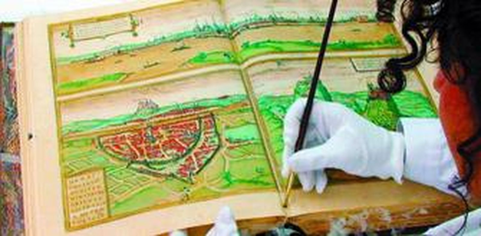 Los libros que legó el conde de Romanones a la Alhambra y que constituyeron el origen de su Biblioteca se están restaurando y digitalizando.