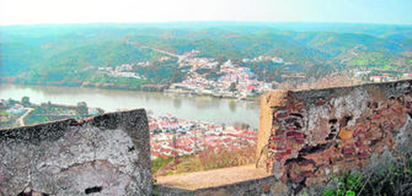 Sanlúcar de Guadinana, el río y Alcoutím (Portugal), desde la fortaleza de San Marcos.