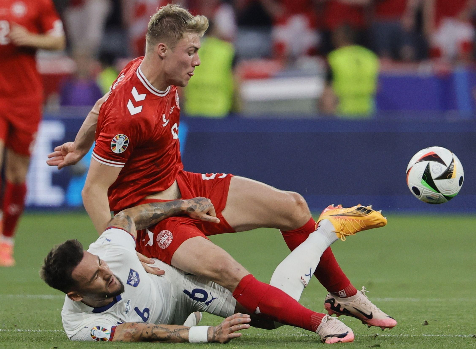 Nemanja Gudelj en un acción por el suelo junto a Rasmus Hojlund. Nemanja Gudelj en un acción por el suelo junto a Rasmus Hojlund.