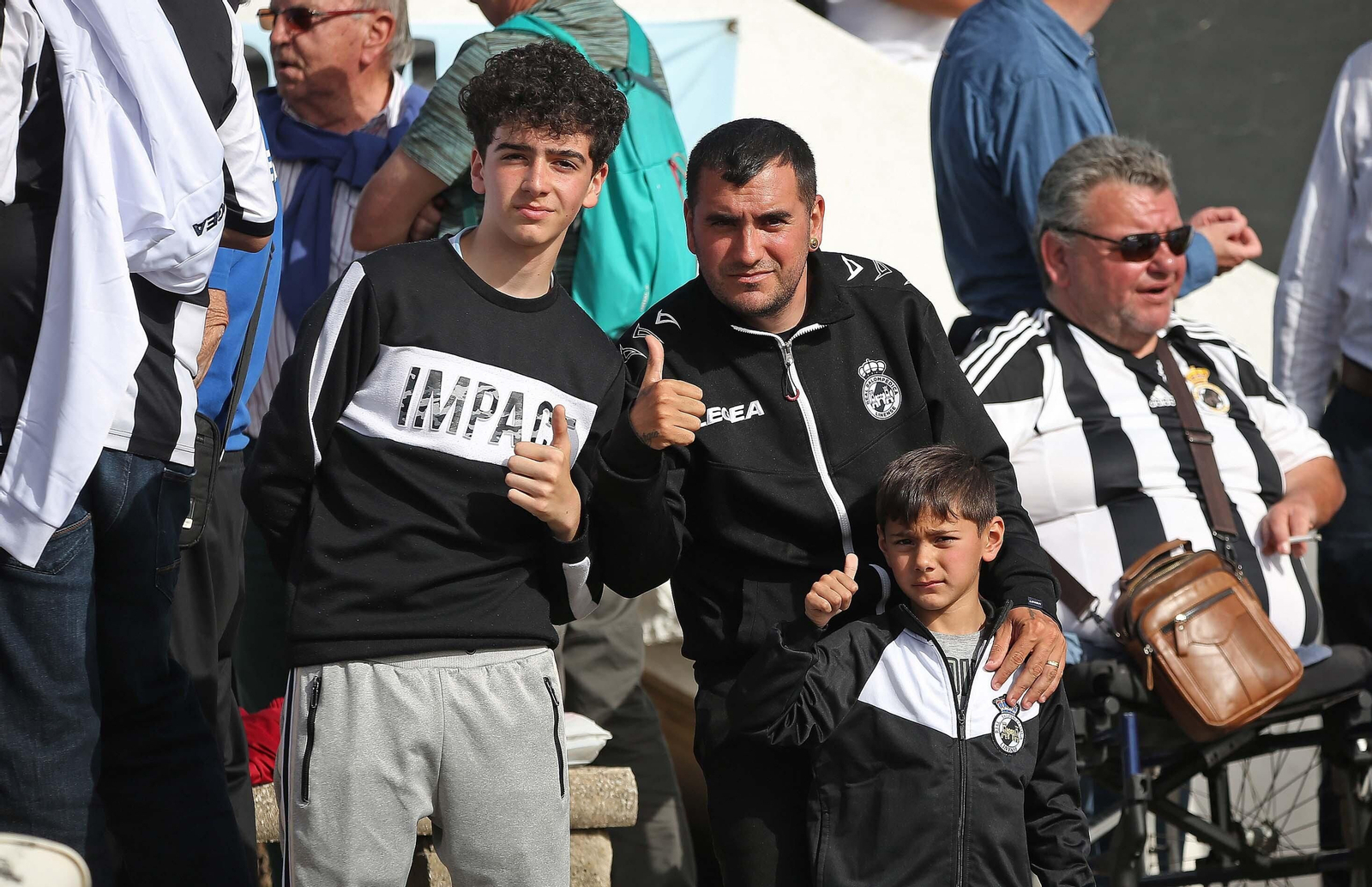 Fotos de la afición durante el Balona - Talavera en el estadio municipal de La Línea