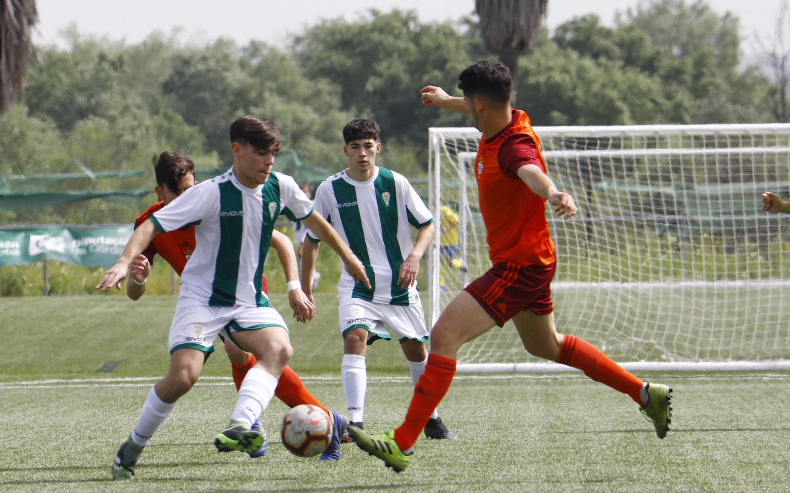 Feria, ante la presencia de Hugo, es presionado por un jugador onubense.