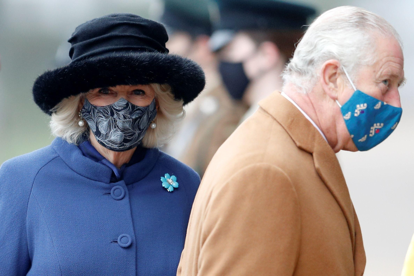 Carlos de Inglaterra y Camilla, con mascarilla, en un acto oficial.