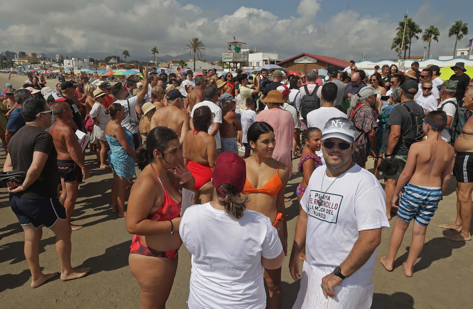 Fotos de la manifestación de la plataforma Salvemos El Rinconcillo y el grupo ecologista Verdemar en Algeciras