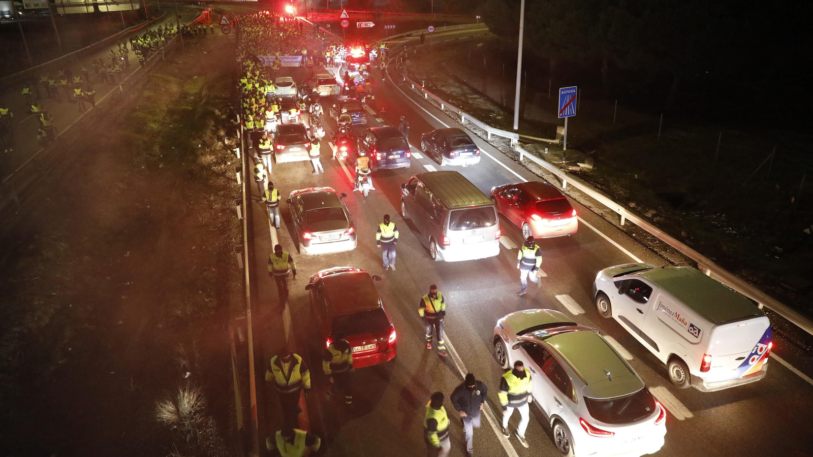 Imágenes del corte de la A-7 por los trabajadores de Acerinox en huelga, este viernes