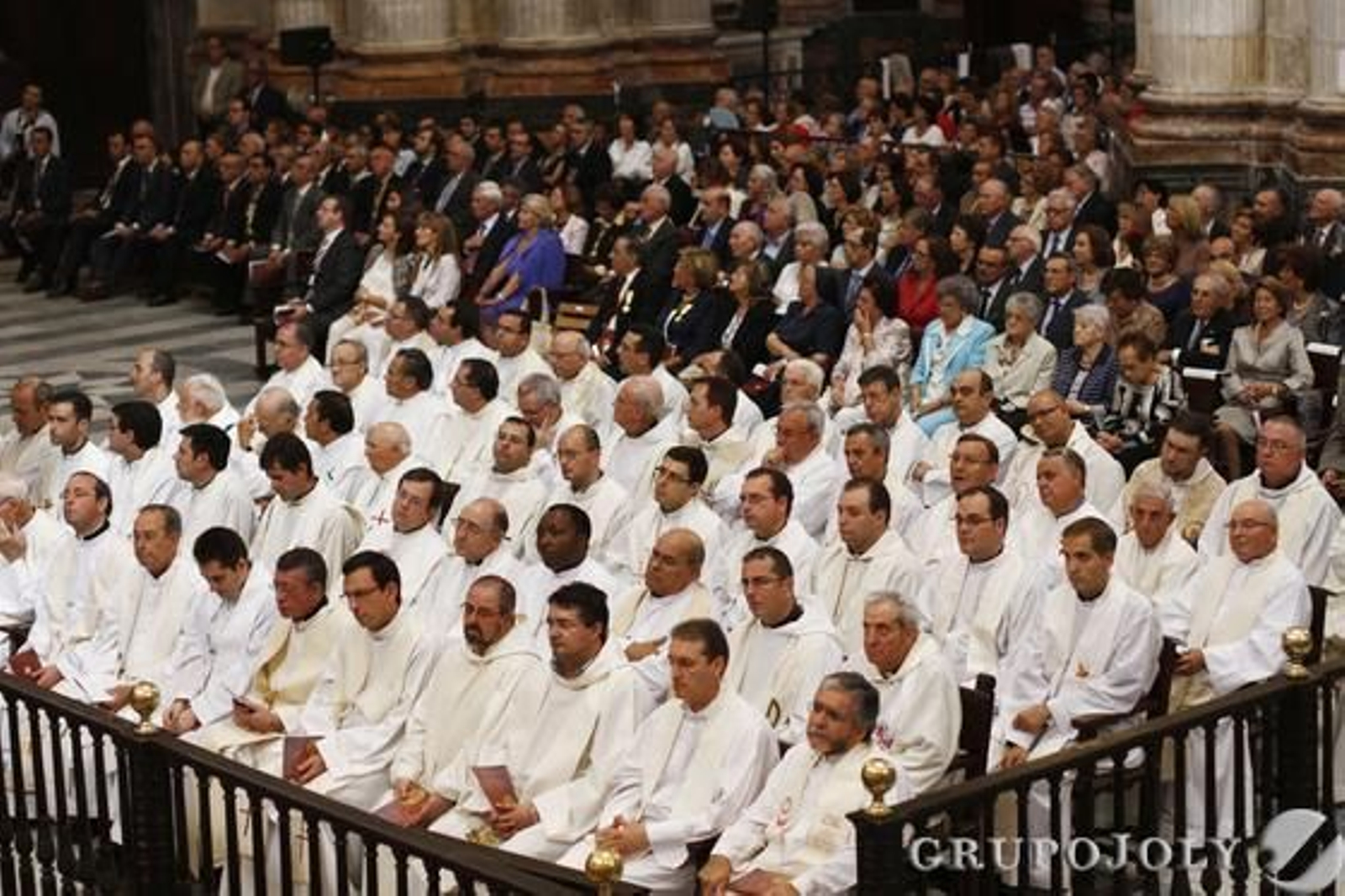 Imágenes de la toma de posesión del nuevo obispo de Cádiz y Ceuta, Rafael Zornoza Boy, en la Catedral de Cádiz.

Foto: Lourdes de Vicente - Joaquin Pino