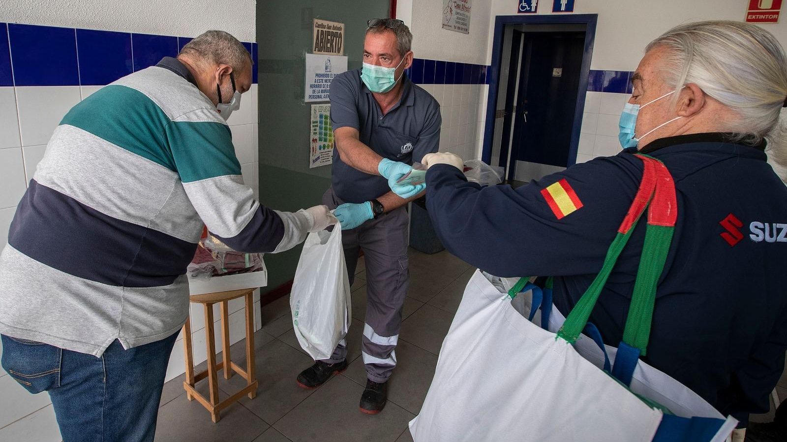 Reparto de mascarillas en el punto habilitado en el Mercado de San Antonio.