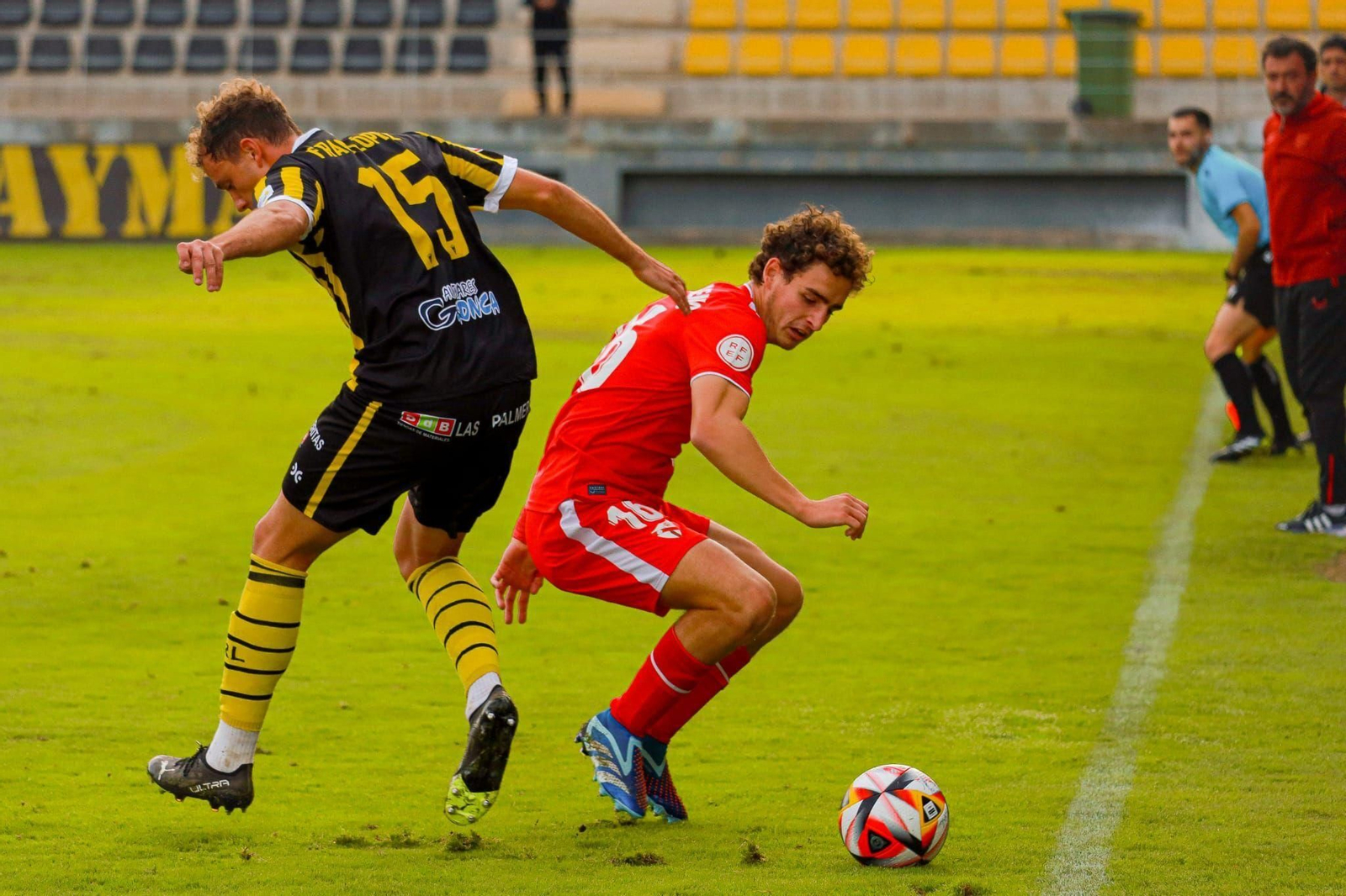 Jugada en el San Roque-Sevilla Atlético.