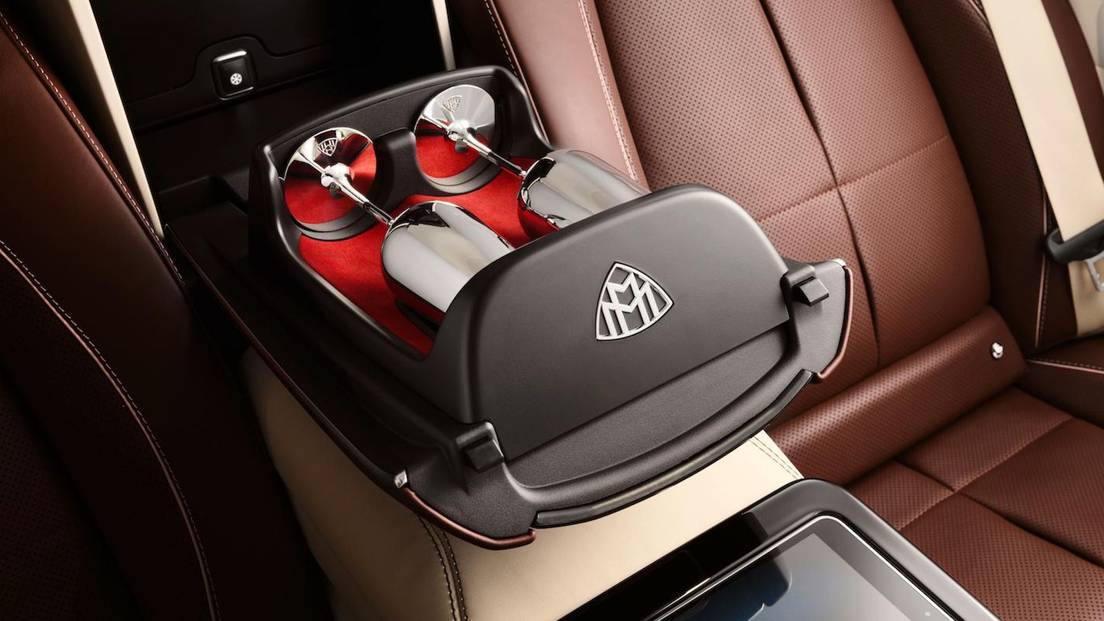 Además de un juego de maletas específico, entre los accesorios destacan las copas de plata que se almacenan entre los dos asientos posteriores.
