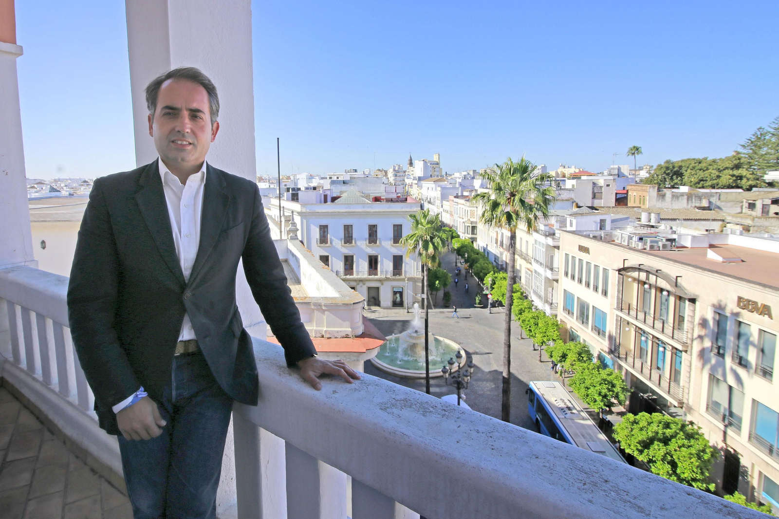 Antonio Saldaña en el balcón de la sedel PP.