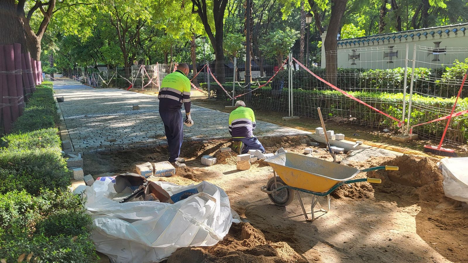 Trabajos de reposición de la calzada.