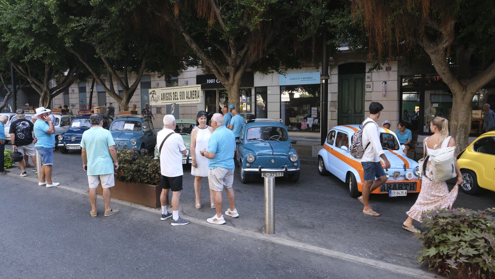 Imágenes de la exposición de Amigos del Seat 600 y Mini Cooper, en la Feria de Almería