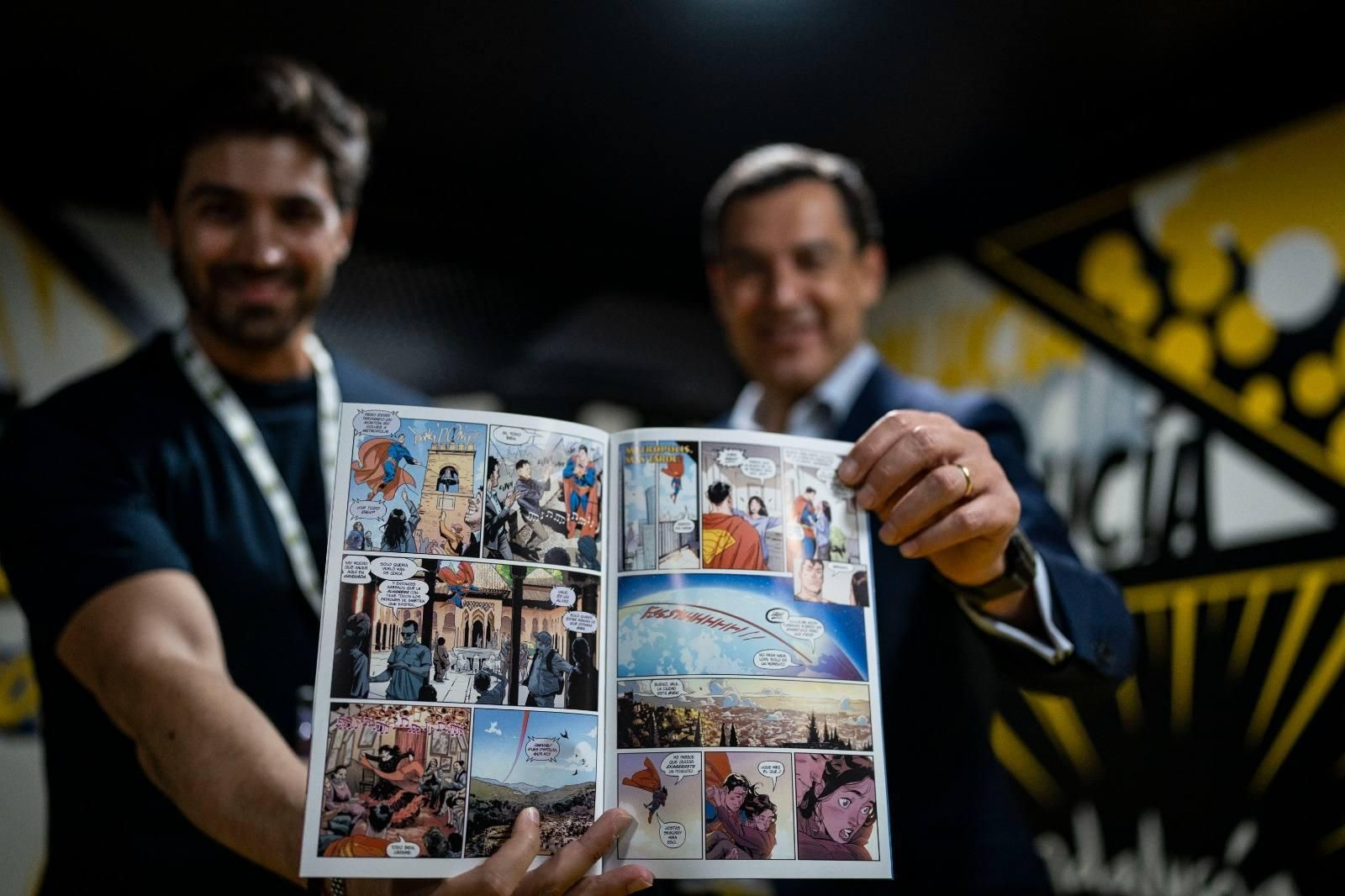 Con el cómic de Superman en la Alhambra