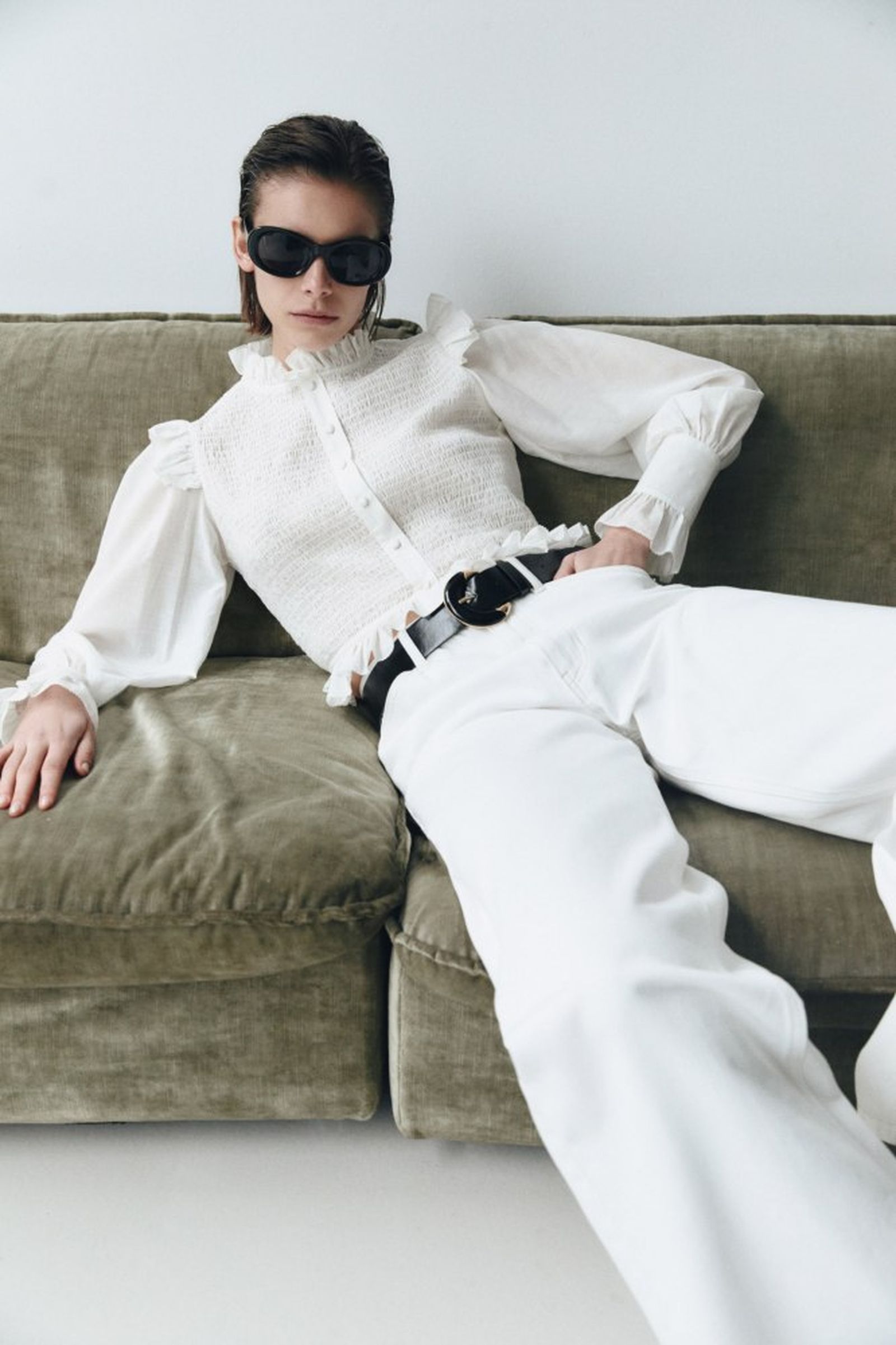 Camisa elástica de manga larga y cuello a la caja con volantes