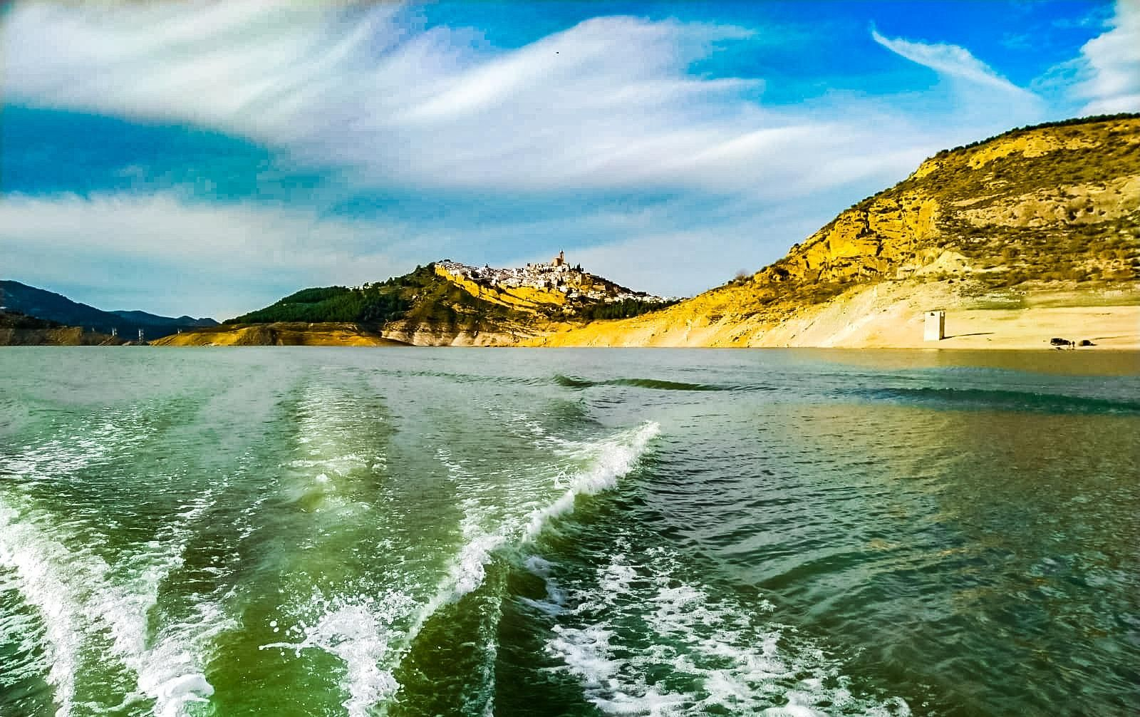 Vista del embalse de Iznájar desde una lancha.