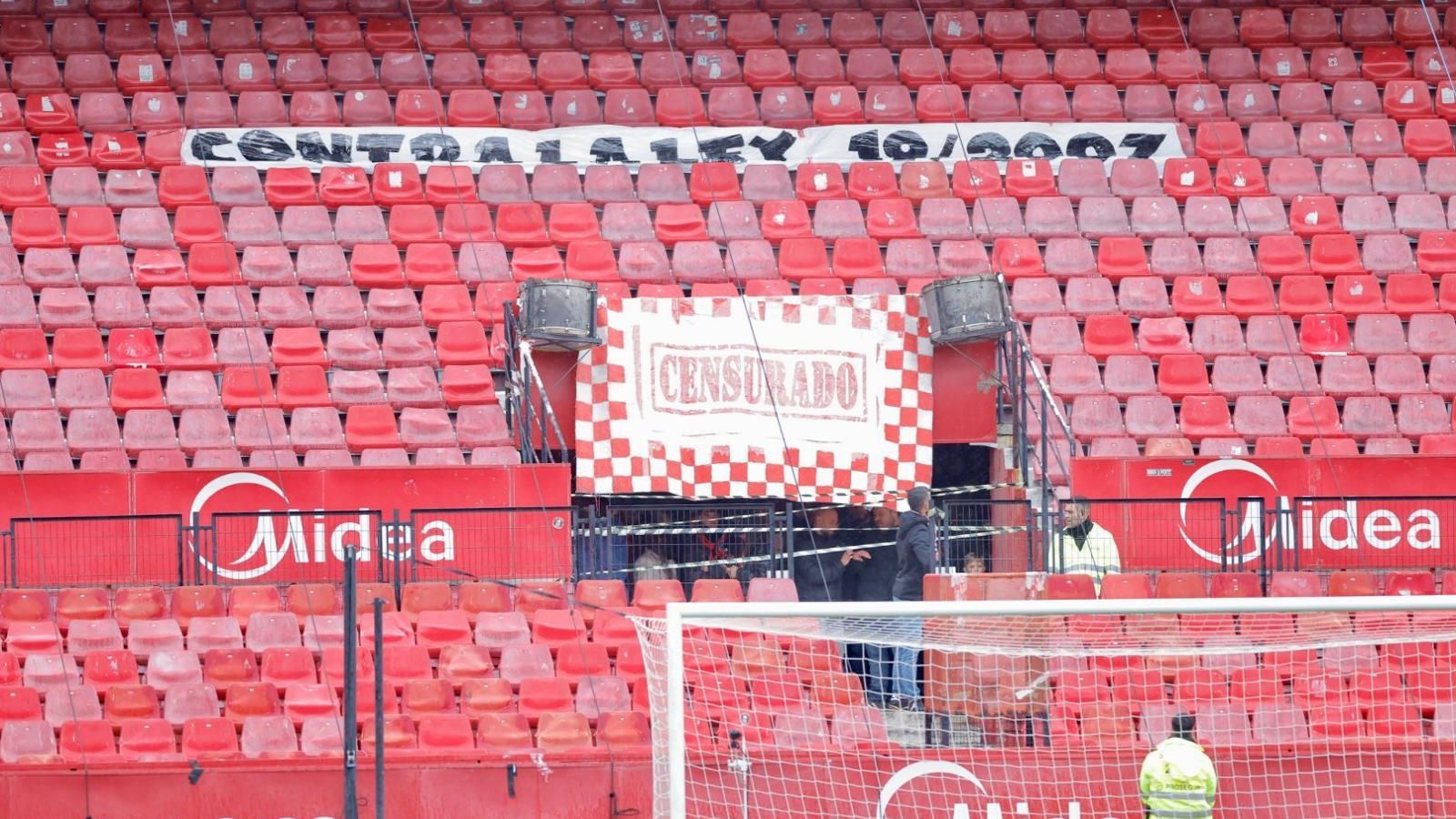 Protesta de Biris Norte durante el comienzo del Sevilla-Levante