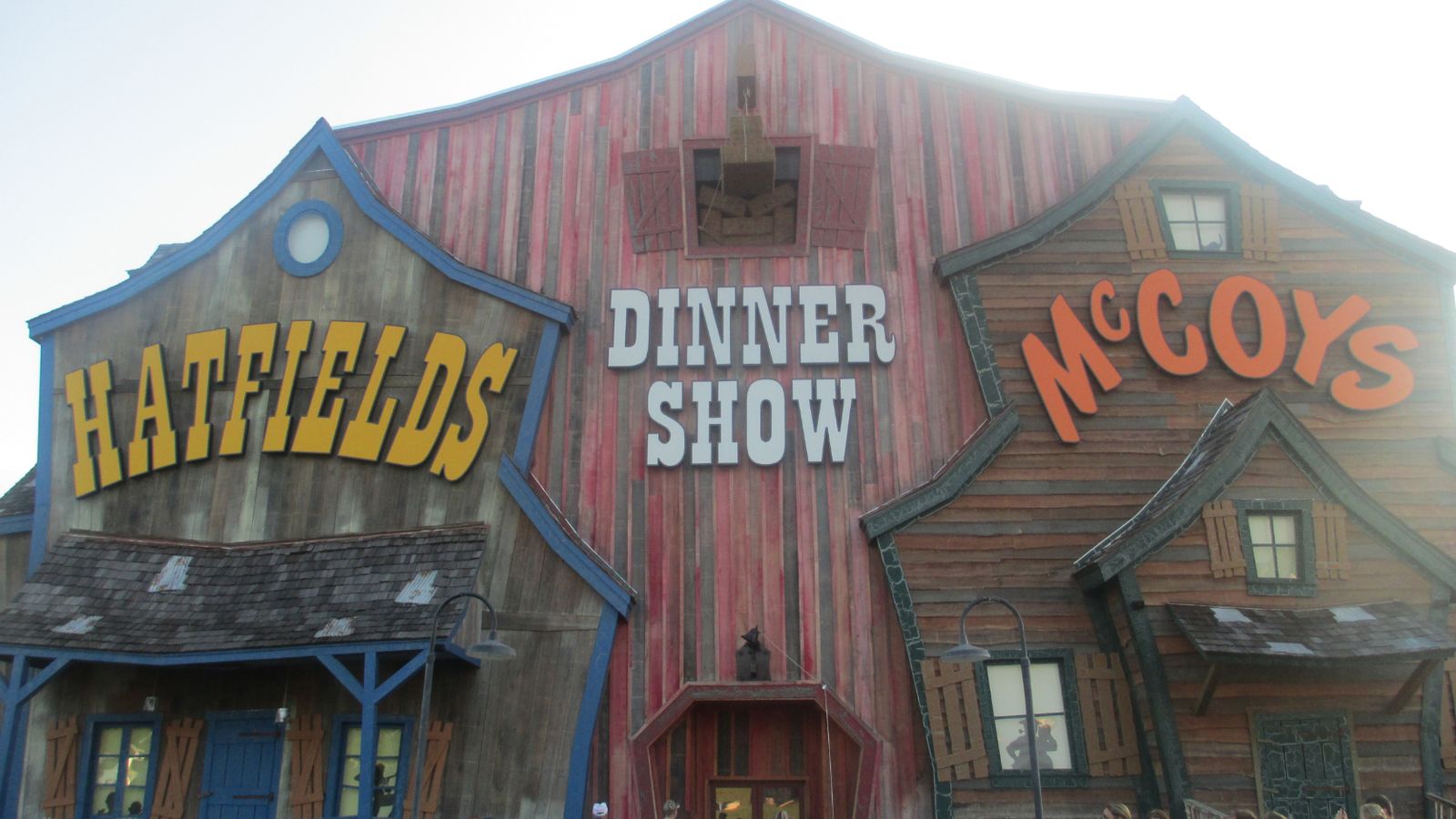 Comedia musical inspirada en la historia de los Hatfield y los McCoy en un restaurante de Pigeon Forge, Tennessee.
