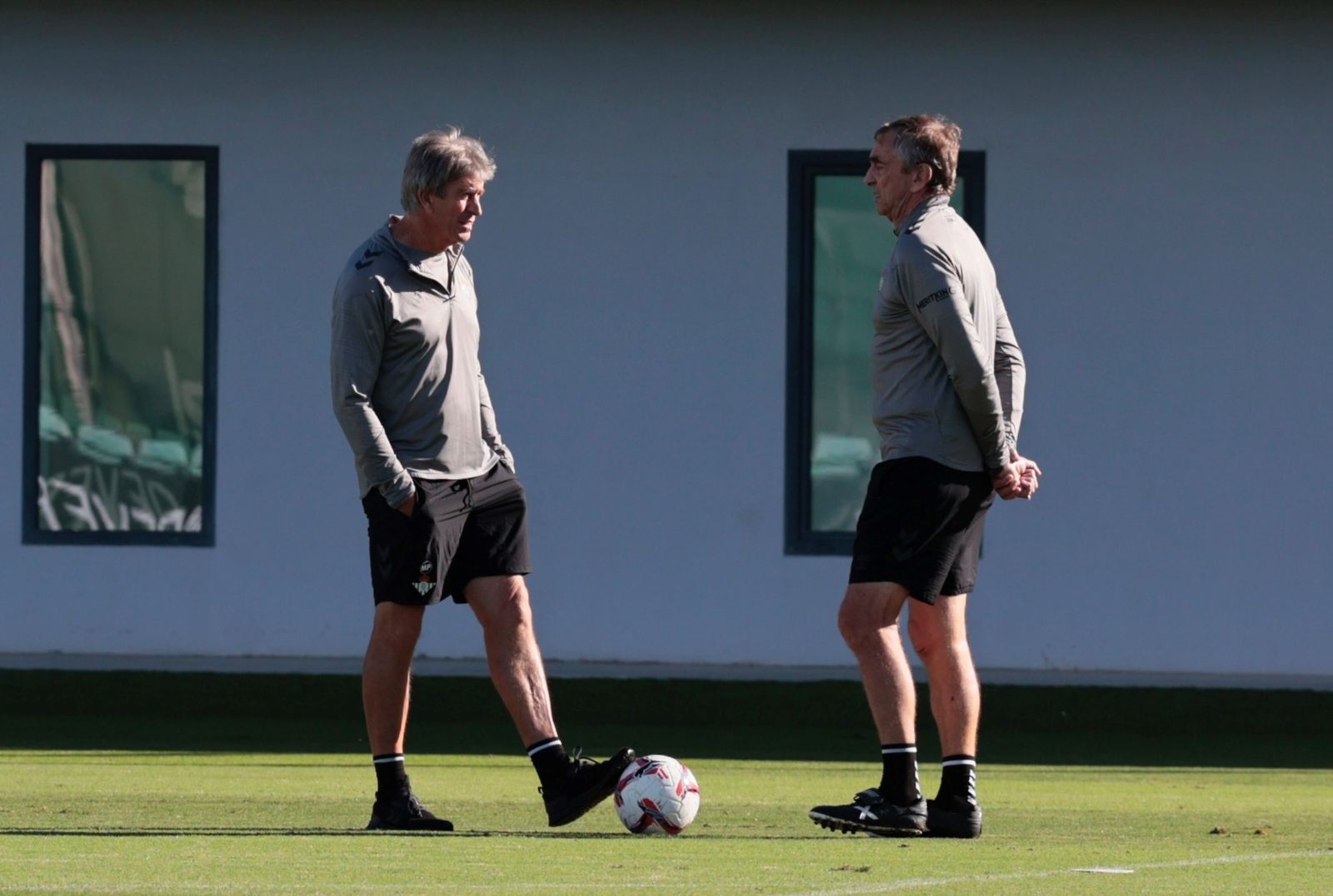 Manuel Pellegrini dialoga con Rubén Cousillas en un entrenamiento reciente en la ciudad deportiva.