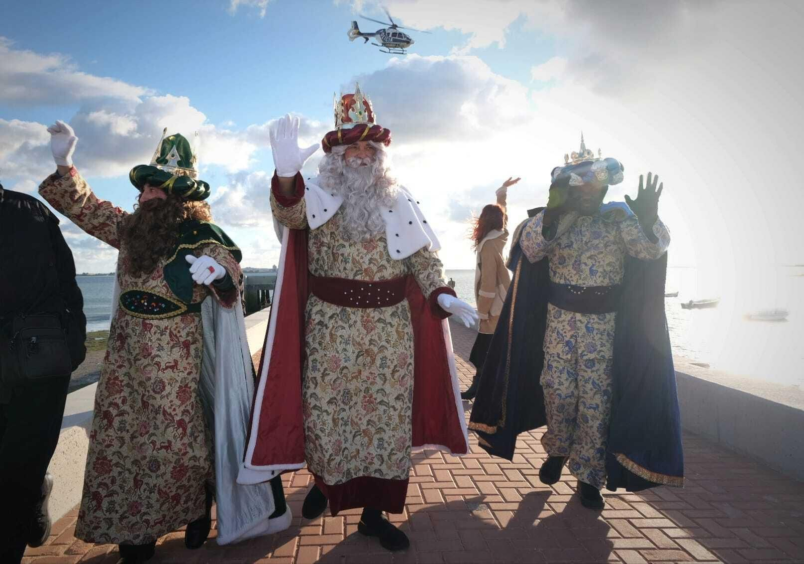 Los Reyes Magos de Oriente tras bajar del 'Helicóptero Real'