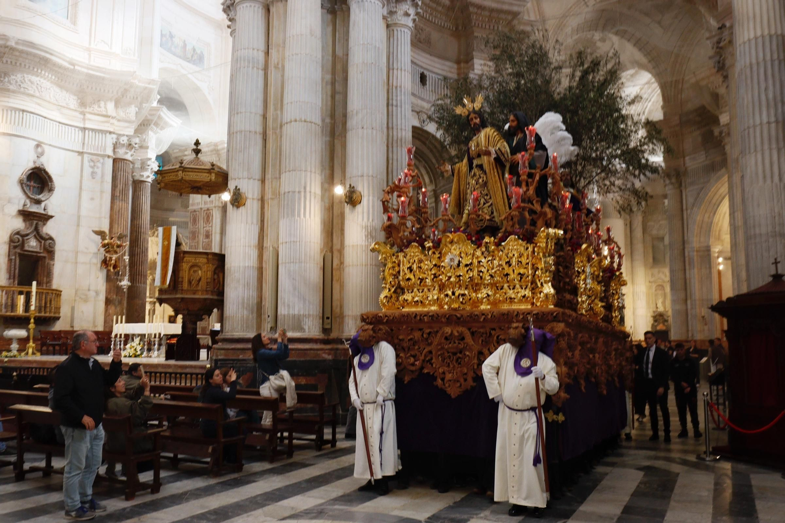 Las imágenes del traslado de Prendimiento desde la Catedral en la Semana Santa de Cádiz 2025