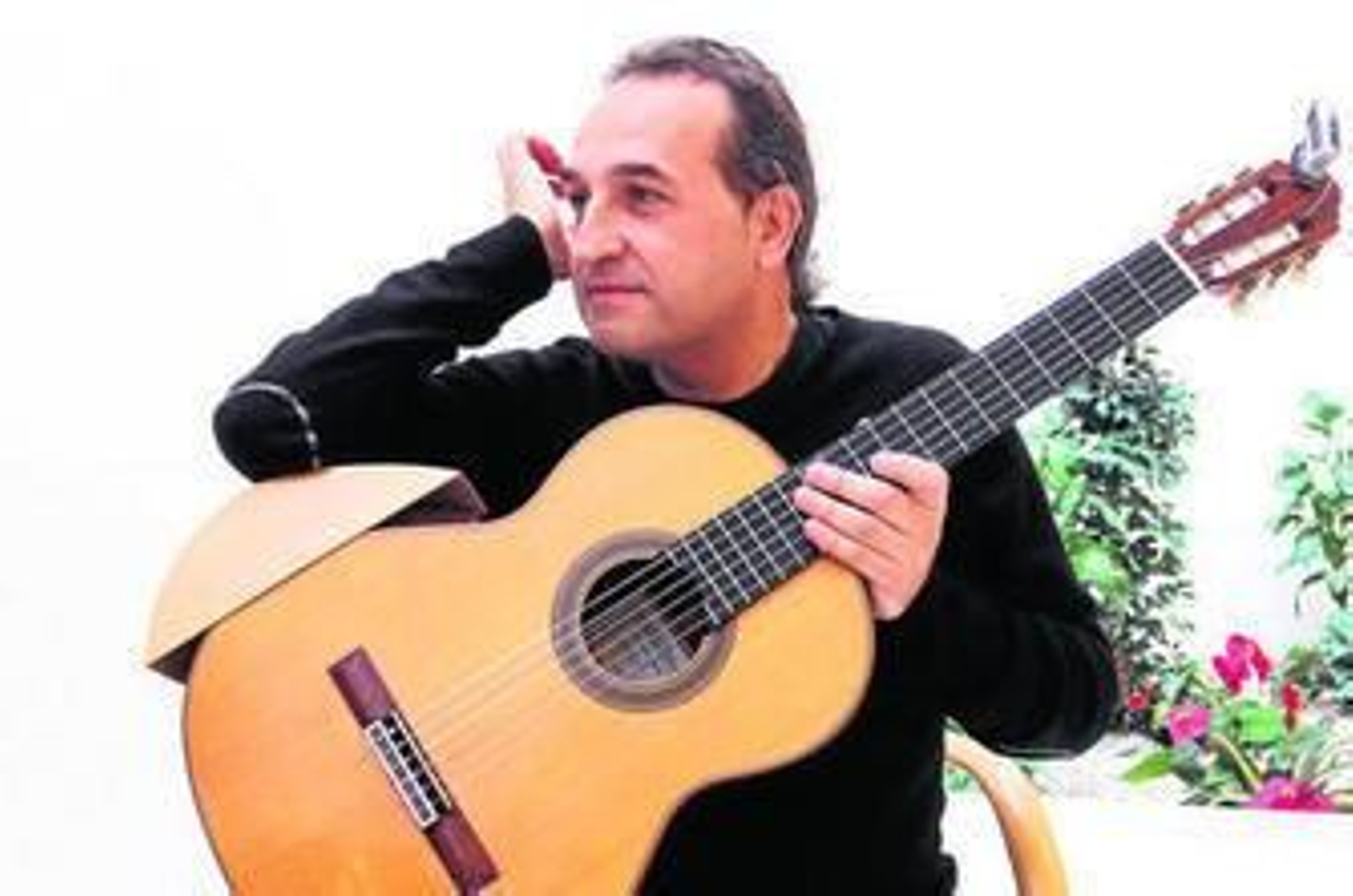 José Salinas ha creado la apoyadura que le sirve para descansar el brazo cuando toca la guitarra.