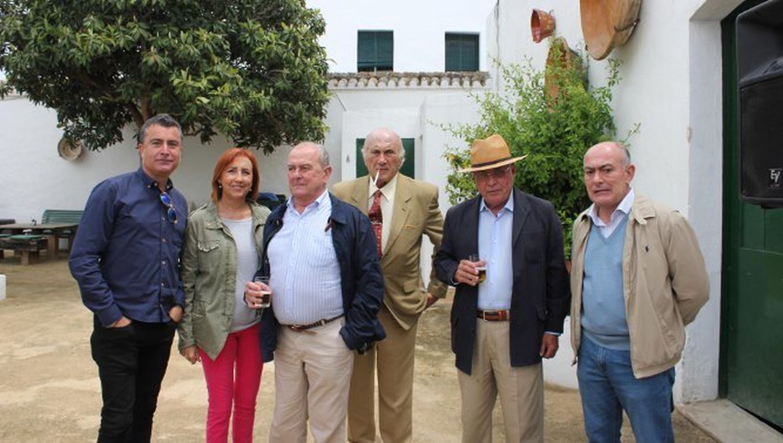 Ángel Núñez, Ana Villagómez, el homenajeado Juan Pedro Arenas Vela, Isidoro Hidalgo y Juan Pedro Carrasco, en el jardín de los Castrillón, en Vejer de la Frontera.