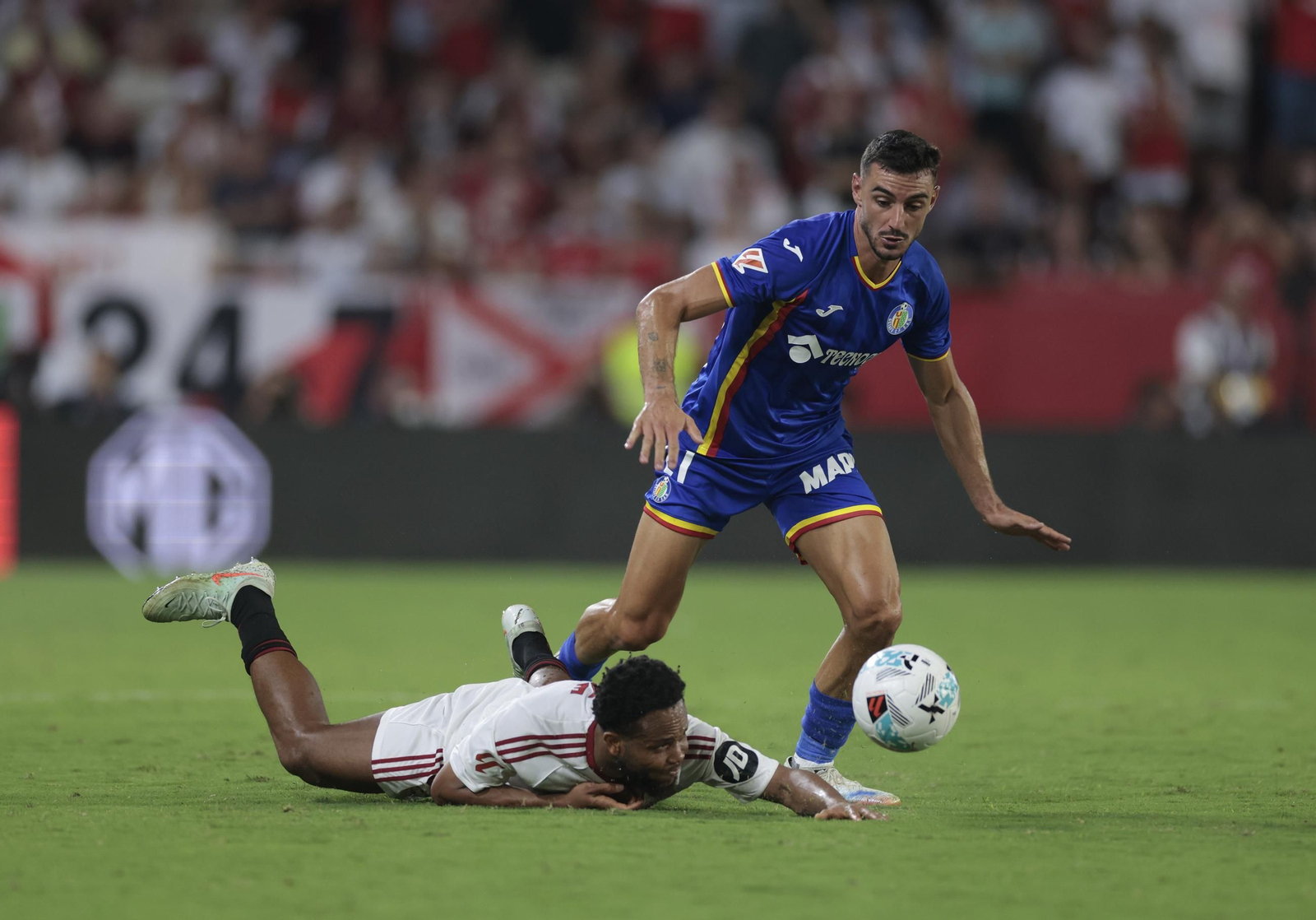 Ejuke se va al suelo ante Juan Iglesias.