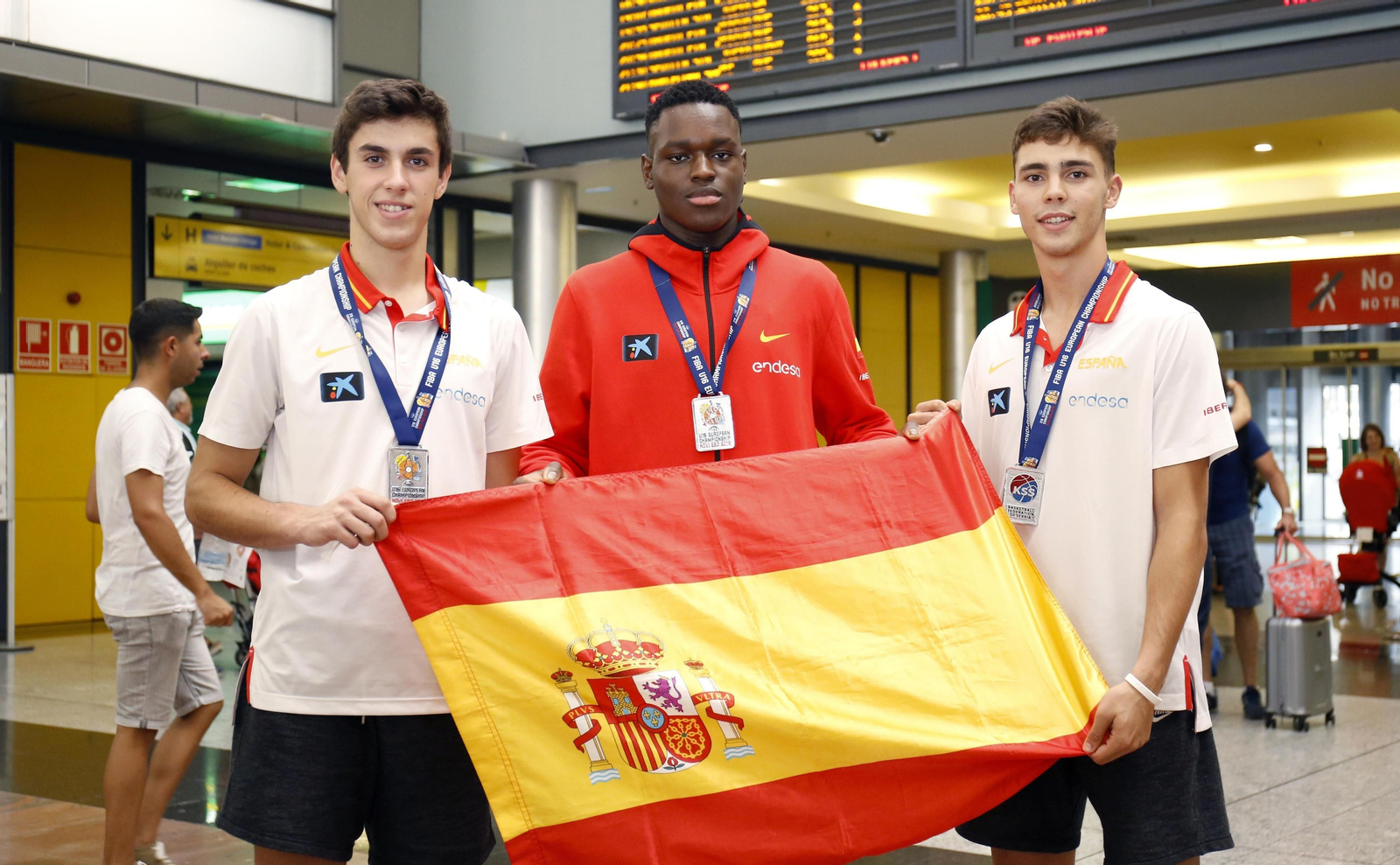 Pablo Sánchez, Jeffry Godspower y Javi Rodríguez, tras ser plata europea sub 16.