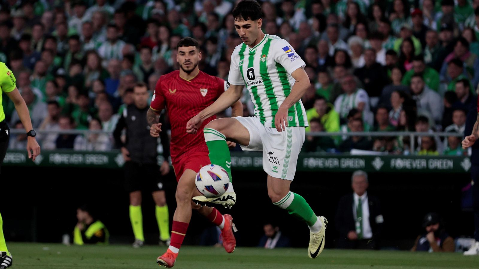 Johnny Cardoso controla el esférico durante el reciente derbi ante el Sevilla.