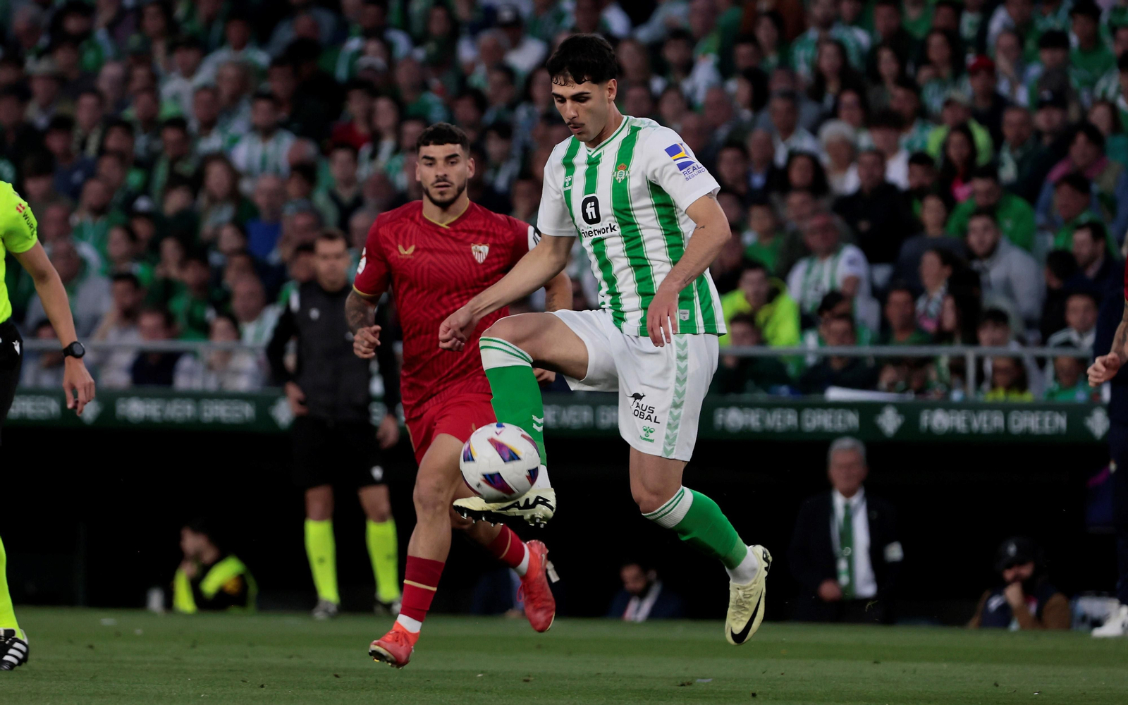 Johnny Cardoso controla el esférico durante el reciente derbi ante el Sevilla.