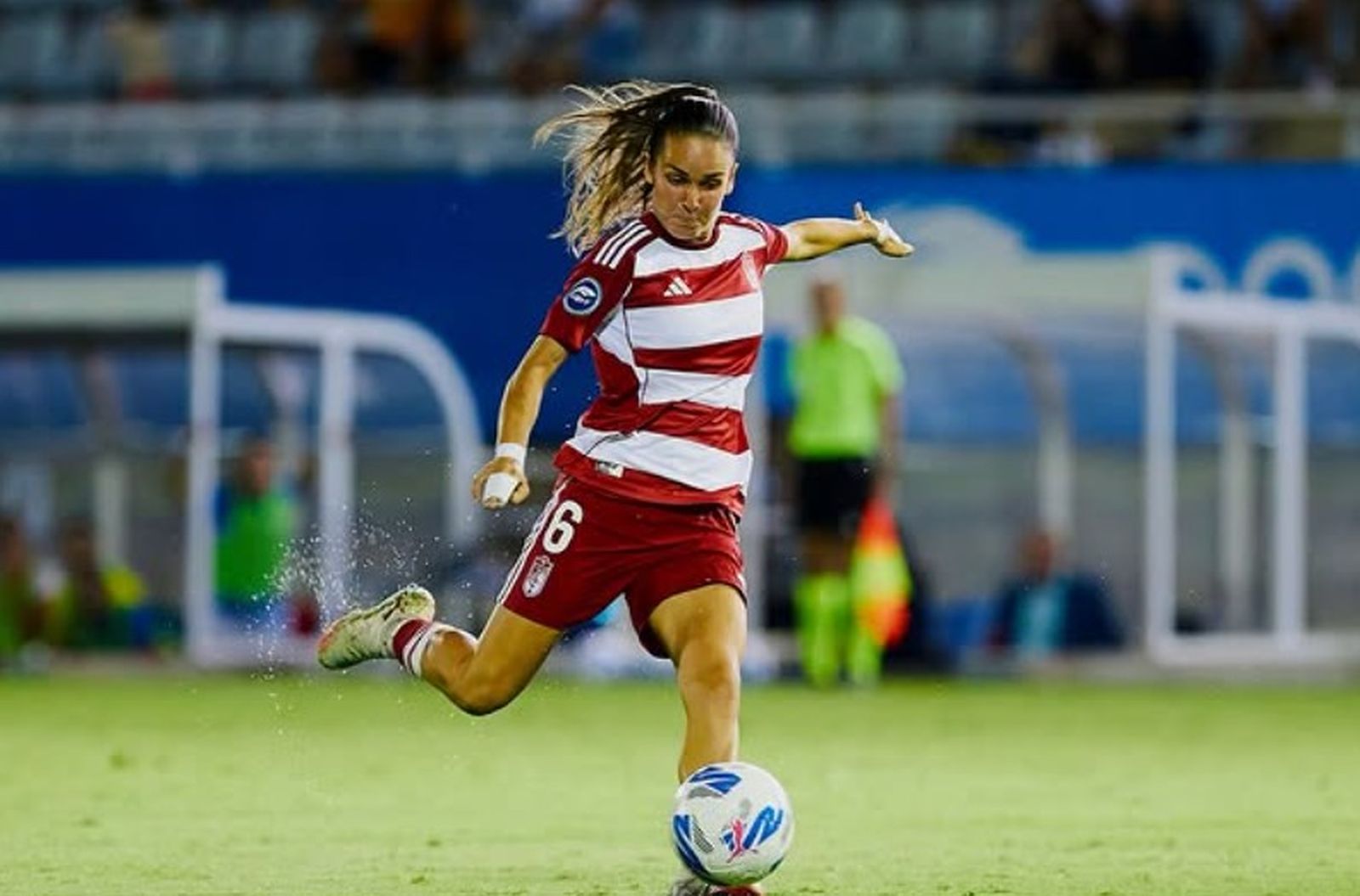 Ari Mingueza armando un golpeo con su pierna derecha.