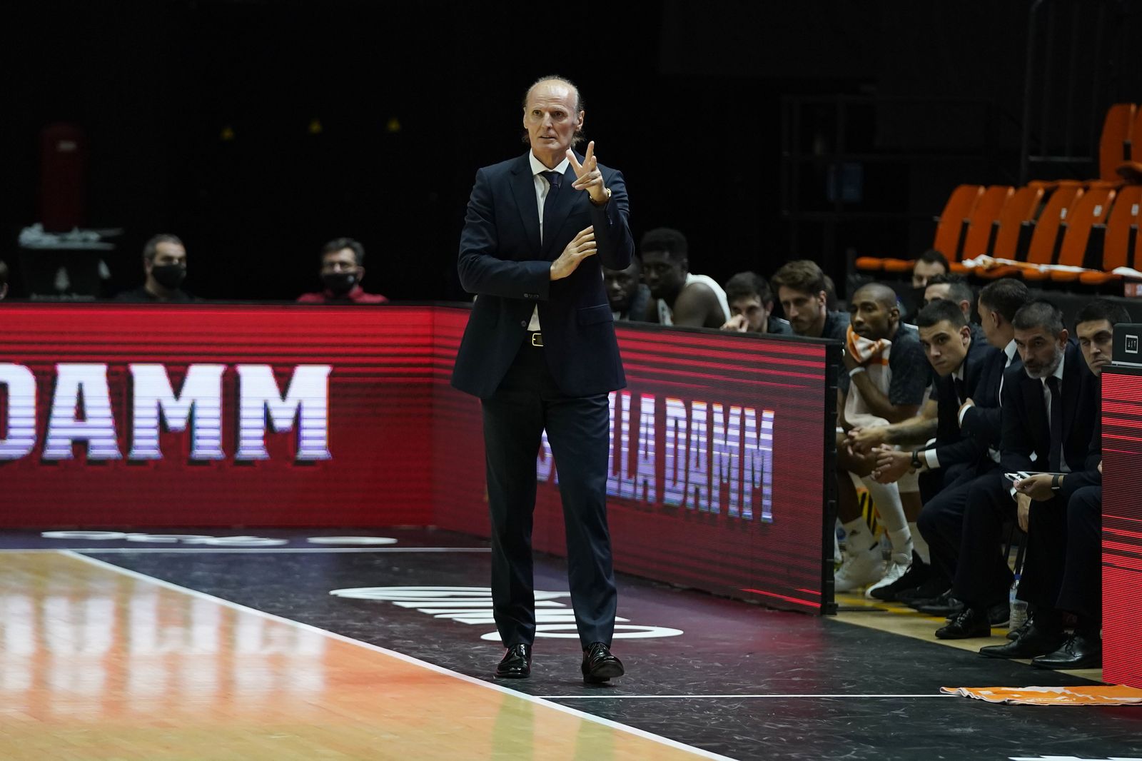 Dusko Ivanovic marca una jugada desde el banquillo.