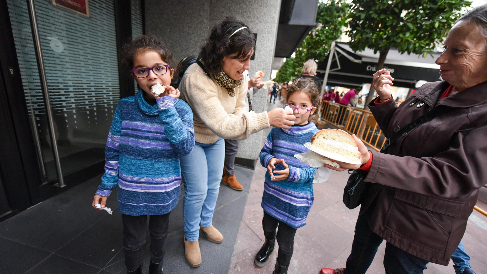 El III roscón de Reyes gigante solidario de Algeciras, en imágenes