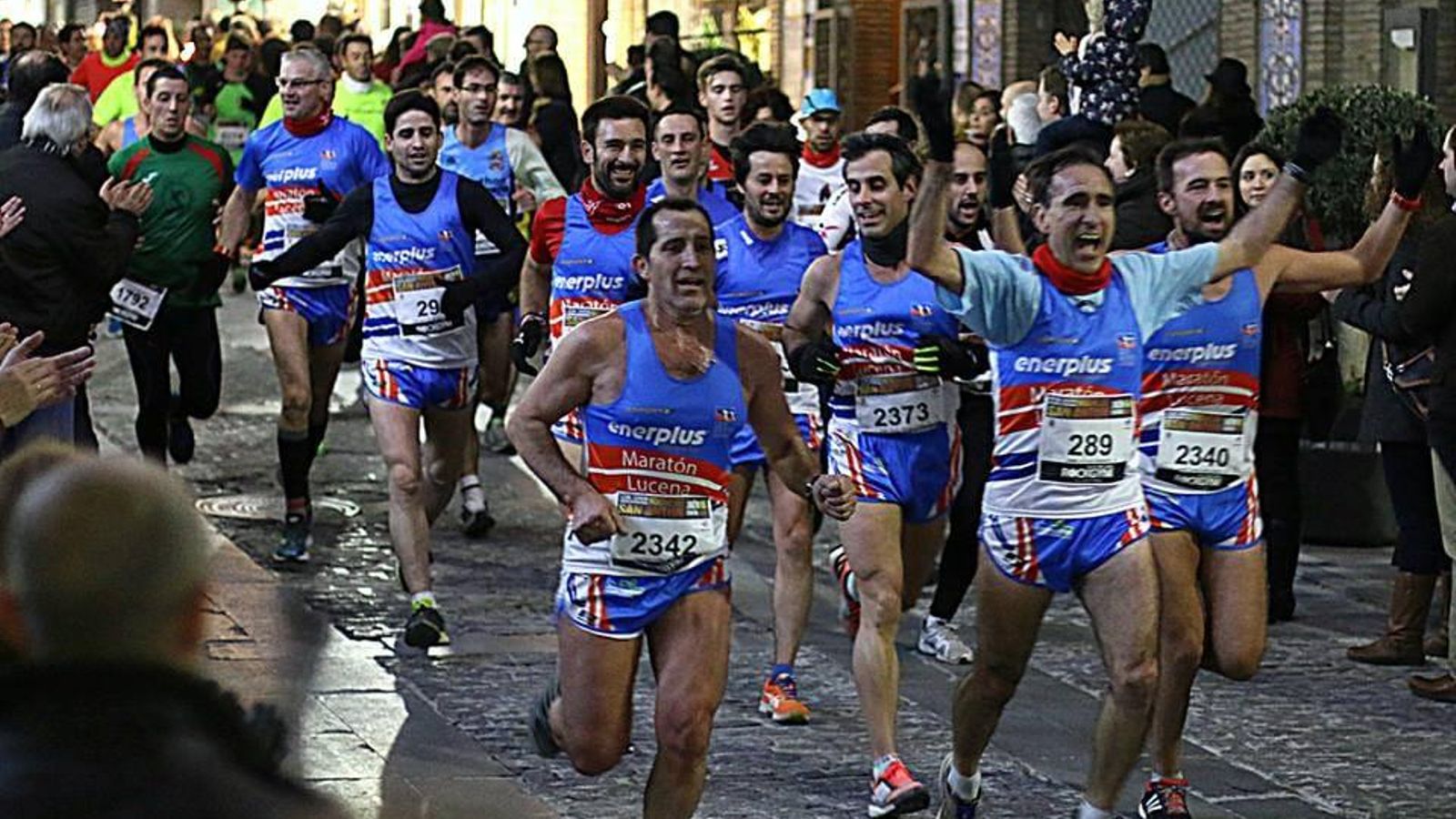 Miembros del club lucentino, a su paso por Bernabé Soriano.